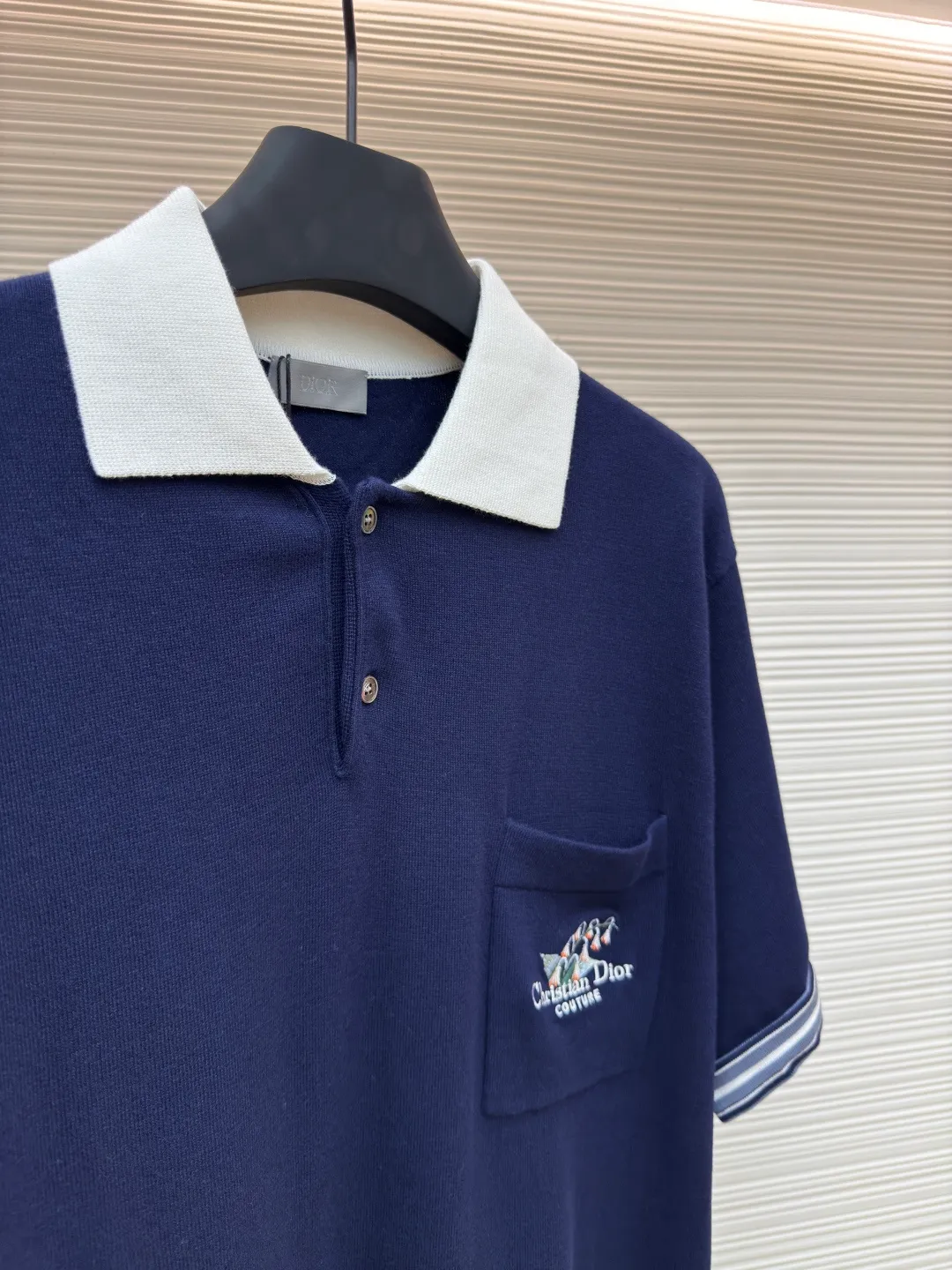 DIOR 25SS contrasting color round neck lily of the valley embroidered short-sleeved polo shirt ●Authentic product: purchased and developed for 15500 ●Item number: 1680327-A65 ●Fabric: combed cotton yarn fabric ●Technology: knitted production ●Version: fitted version ●Weight: about 305 grams ●Size: S-M-L-XL ●Description: Authentic product purchased for 15500. 40 count double-ply combed cotton yarn, imported embroidery using imported Santonll 14-needle loom, wool fermentation washing, customized 1:1 trademark, fitted version. The overall wiring is straight and delicate, the fabric is comfortable and soft, and the color is consistent without color difference. It can be matched with the same style to create a fashionable look and control various occasions. Customized accessories, complete with three standards, same style for men and women!