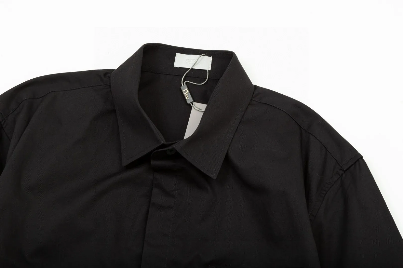 🅿️286 DIOR 🔥Breaking news, chest zipper pocket CD letter Logo embroidered long-sleeved shirt, 2024ss official website new long-sleeved shirt, exquisite embroidered logo, high-end version, in-store customized fabrics, highly breathable and comfortable, exquisitely crafted, with impeccable detail processing, ✅customized logo engraved buttons, complete with three labels. Brand element design concept reflects high quality. It feels delicate and soft! It presents a casual cut and the upper body shape is great! 🐉Code number: M-XXL