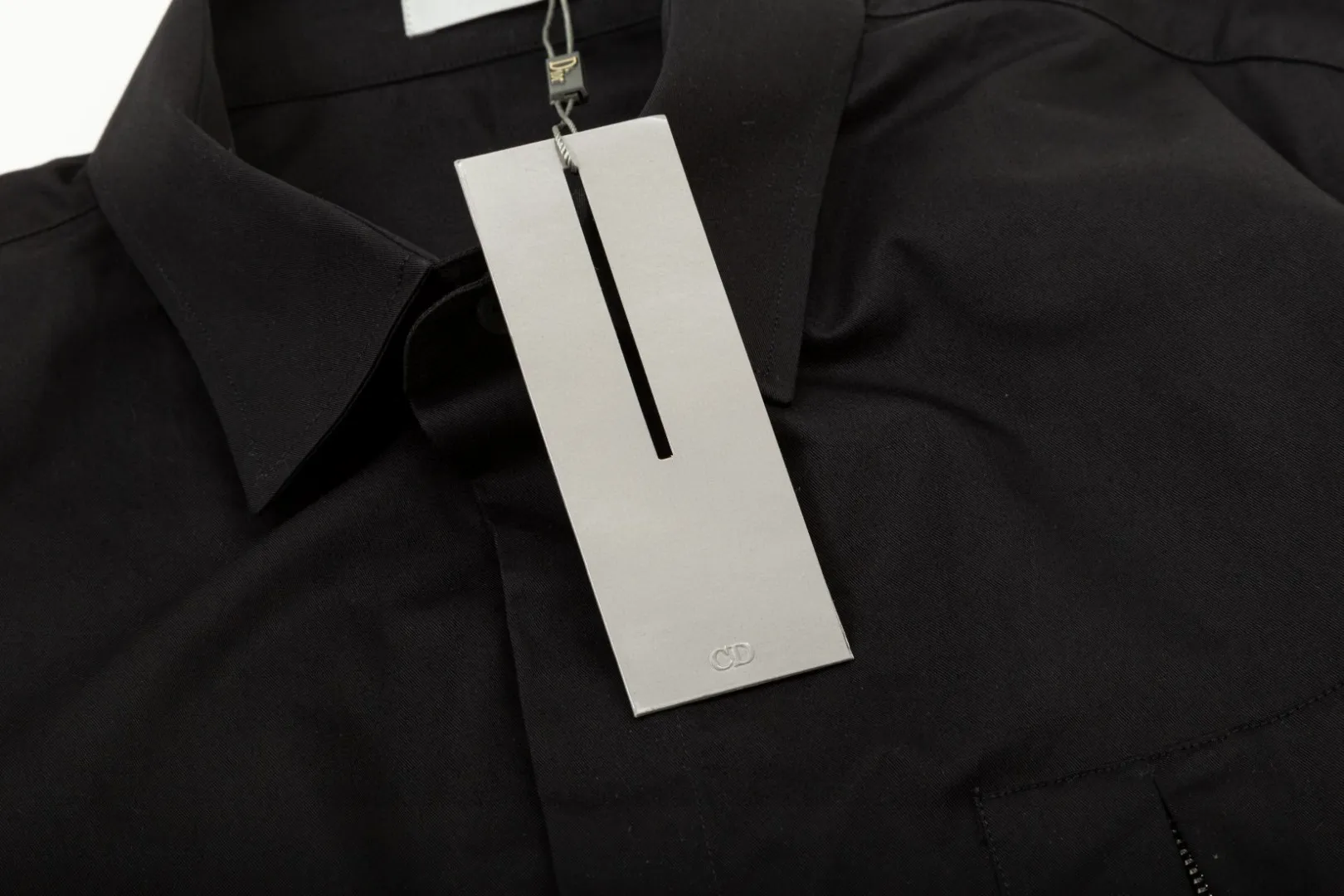 🅿️286 DIOR 🔥Breaking news, chest zipper pocket CD letter Logo embroidered long-sleeved shirt, 2024ss official website new long-sleeved shirt, exquisite embroidered logo, high-end version, in-store customized fabrics, highly breathable and comfortable, exquisitely crafted, with impeccable detail processing, ✅customized logo engraved buttons, complete with three labels. Brand element design concept reflects high quality. It feels delicate and soft! It presents a casual cut and the upper body shape is great! 🐉Code number: M-XXL