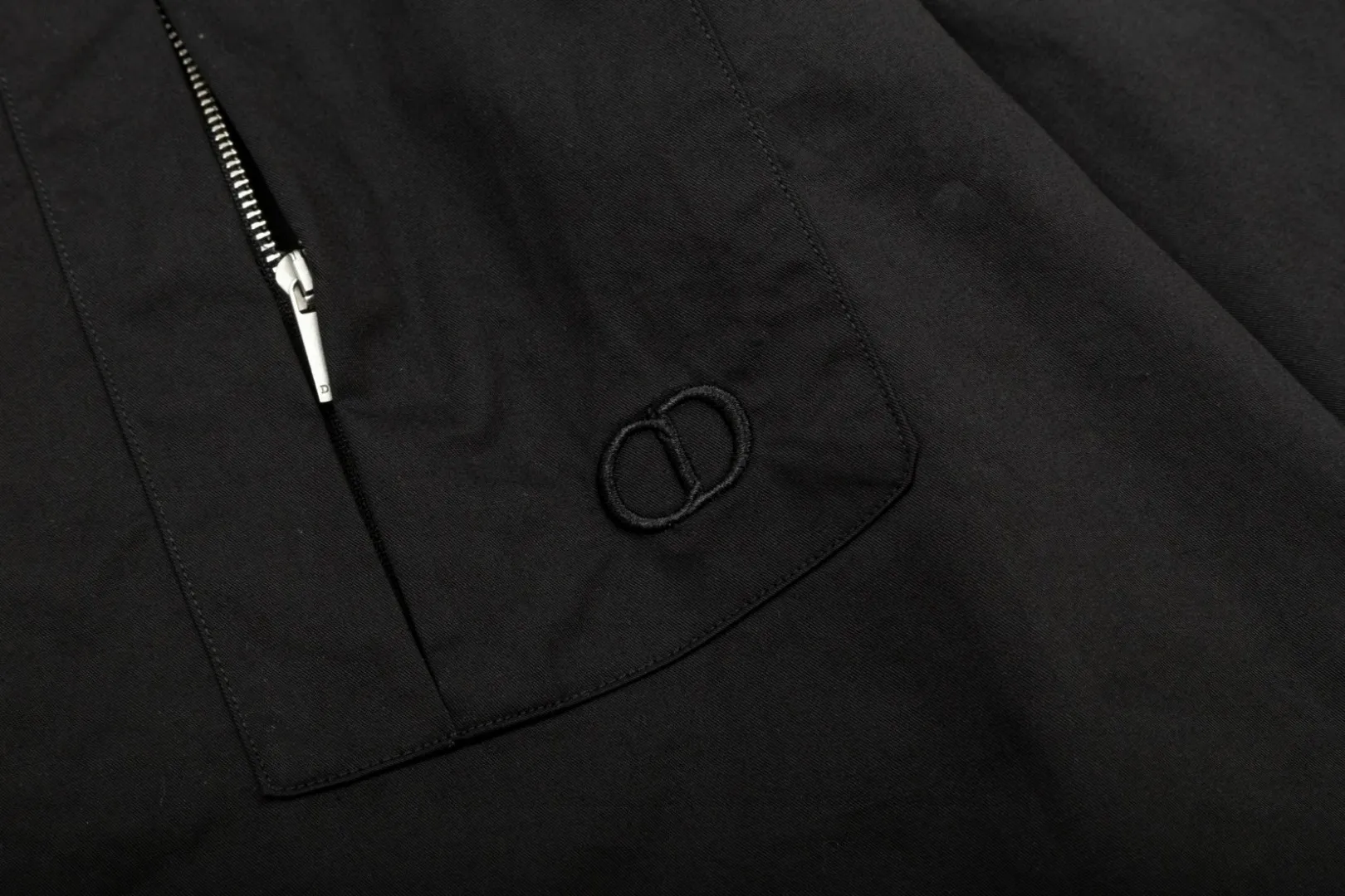 🅿️286 DIOR 🔥Breaking news, chest zipper pocket CD letter Logo embroidered long-sleeved shirt, 2024ss official website new long-sleeved shirt, exquisite embroidered logo, high-end version, in-store customized fabrics, highly breathable and comfortable, exquisitely crafted, with impeccable detail processing, ✅customized logo engraved buttons, complete with three labels. Brand element design concept reflects high quality. It feels delicate and soft! It presents a casual cut and the upper body shape is great! 🐉Code number: M-XXL