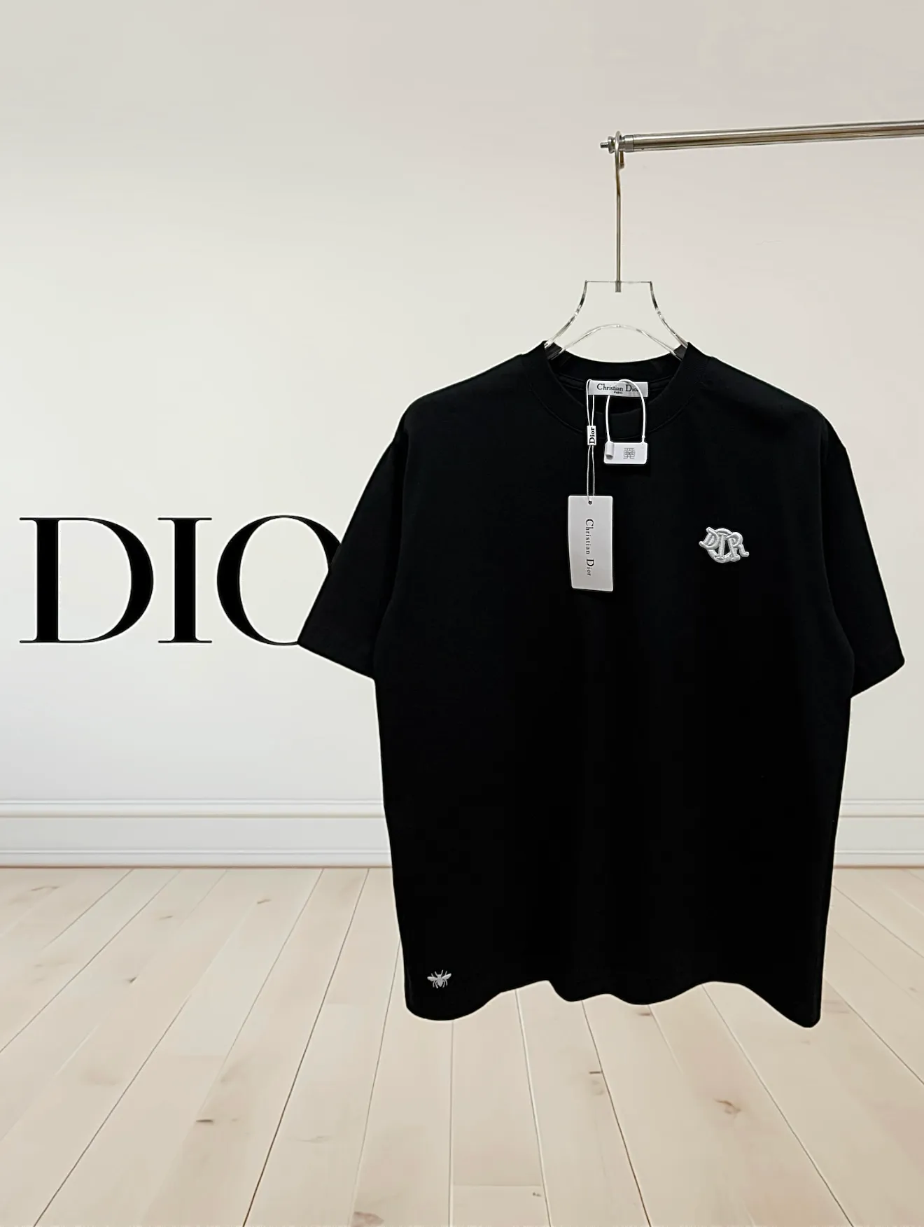 🅿️190 [Higher version] Dior Dior micro wide version 25ss new exclusive limited edition chest, three-dimensional embroidered patch letters🪡 embroidery pattern and embroidered logo in English on the back panel, and embroidered bee logo on the front and side. As the leader in the luxury world, d house is well-deserved. The first thing that catches the eye is the loose and comfortable black and white solid color styles~~ The ribbed round collar has become the best modification of its version, while d house has the upper body logo listed on the chest, and the unique letter logo patch embroidery design highlights the texture! The most traditional modification method combined with the simplest color scale contrast forms the strongest and direct contrast, and this is often the most concise and clear minimalist modification method~~A nostalgic classic atmosphere also spreads in this work inadvertently! Salute to a historic year! Coupled with the blessing of 320 grams of cotton material, both the upper body comfort and the existence are unparalleled. It can be said to be a must-have companion in summer. The excellent breathability and comfortable wearing feeling are unparalleled~ Recommended! ! Color: black and white, two colors Size: s-xL