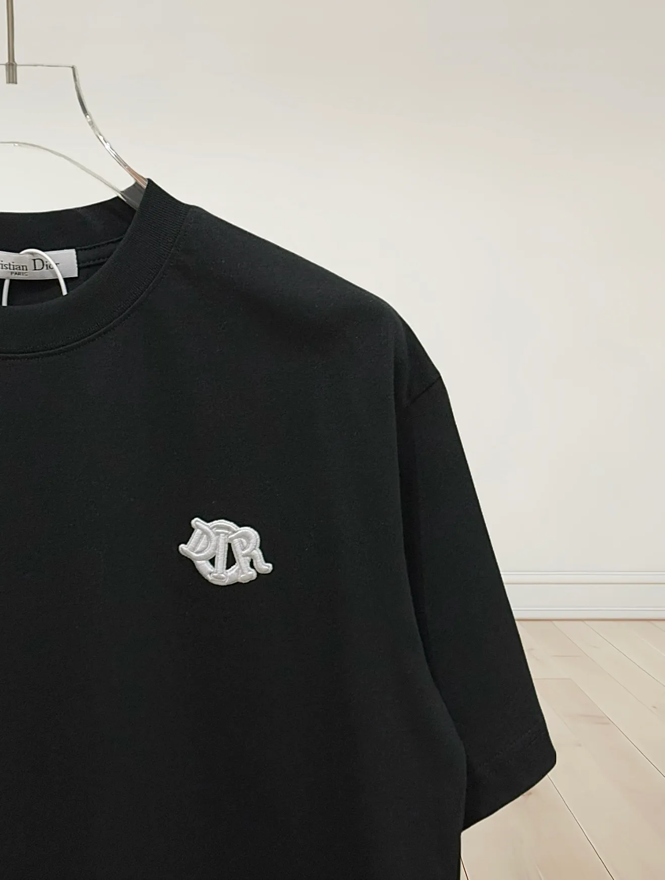 🅿️190 [Higher version] Dior Dior micro wide version 25ss new exclusive limited edition chest, three-dimensional embroidered patch letters🪡 embroidery pattern and embroidered logo in English on the back panel, and embroidered bee logo on the front and side. As the leader in the luxury world, d house is well-deserved. The first thing that catches the eye is the loose and comfortable black and white solid color styles~~ The ribbed round collar has become the best modification of its version, while d house has the upper body logo listed on the chest, and the unique letter logo patch embroidery design highlights the texture! The most traditional modification method combined with the simplest color scale contrast forms the strongest and direct contrast, and this is often the most concise and clear minimalist modification method~~A nostalgic classic atmosphere also spreads in this work inadvertently! Salute to a historic year! Coupled with the blessing of 320 grams of cotton material, both the upper body comfort and the existence are unparalleled. It can be said to be a must-have companion in summer. The excellent breathability and comfortable wearing feeling are unparalleled~ Recommended! ! Color: black and white, two colors Size: s-xL