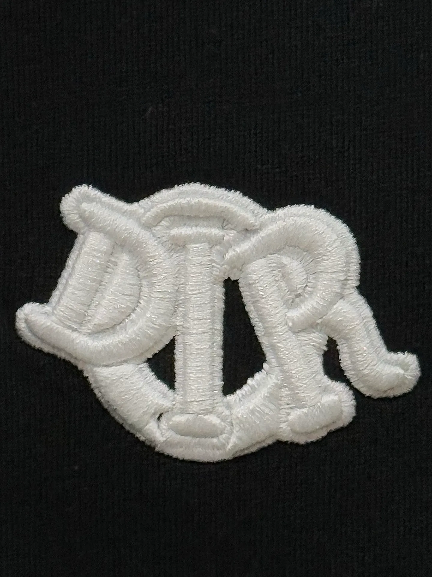 🅿️190 [Higher version] Dior Dior micro wide version 25ss new exclusive limited edition chest, three-dimensional embroidered patch letters🪡 embroidery pattern and embroidered logo in English on the back panel, and embroidered bee logo on the front and side. As the leader in the luxury world, d house is well-deserved. The first thing that catches the eye is the loose and comfortable black and white solid color styles~~ The ribbed round collar has become the best modification of its version, while d house has the upper body logo listed on the chest, and the unique letter logo patch embroidery design highlights the texture! The most traditional modification method combined with the simplest color scale contrast forms the strongest and direct contrast, and this is often the most concise and clear minimalist modification method~~A nostalgic classic atmosphere also spreads in this work inadvertently! Salute to a historic year! Coupled with the blessing of 320 grams of cotton material, both the upper body comfort and the existence are unparalleled. It can be said to be a must-have companion in summer. The excellent breathability and comfortable wearing feeling are unparalleled~ Recommended! ! Color: black and white, two colors Size: s-xL