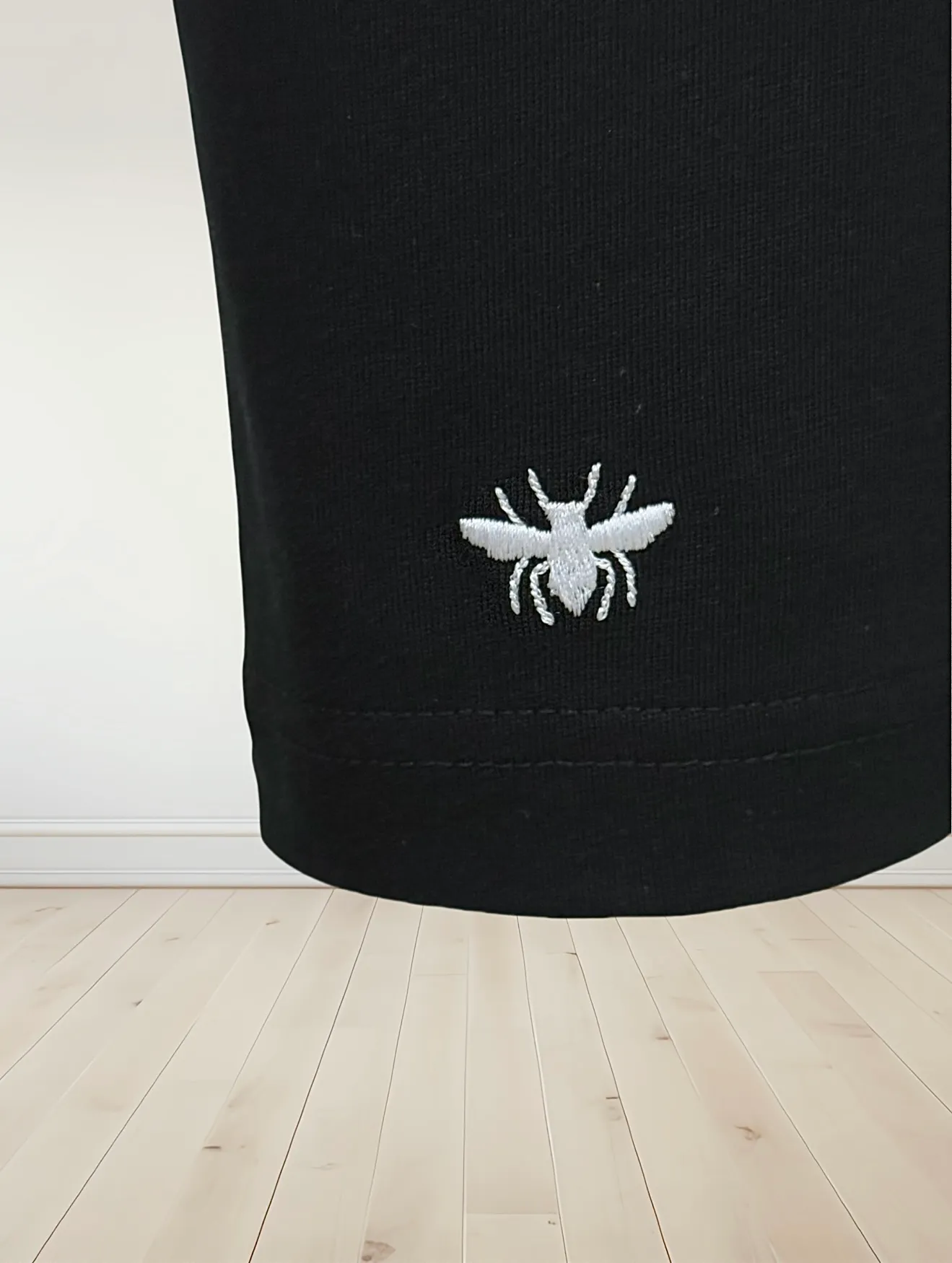 🅿️190 [Higher version] Dior Dior micro wide version 25ss new exclusive limited edition chest, three-dimensional embroidered patch letters🪡 embroidery pattern and embroidered logo in English on the back panel, and embroidered bee logo on the front and side. As the leader in the luxury world, d house is well-deserved. The first thing that catches the eye is the loose and comfortable black and white solid color styles~~ The ribbed round collar has become the best modification of its version, while d house has the upper body logo listed on the chest, and the unique letter logo patch embroidery design highlights the texture! The most traditional modification method combined with the simplest color scale contrast forms the strongest and direct contrast, and this is often the most concise and clear minimalist modification method~~A nostalgic classic atmosphere also spreads in this work inadvertently! Salute to a historic year! Coupled with the blessing of 320 grams of cotton material, both the upper body comfort and the existence are unparalleled. It can be said to be a must-have companion in summer. The excellent breathability and comfortable wearing feeling are unparalleled~ Recommended! ! Color: black and white, two colors Size: s-xL