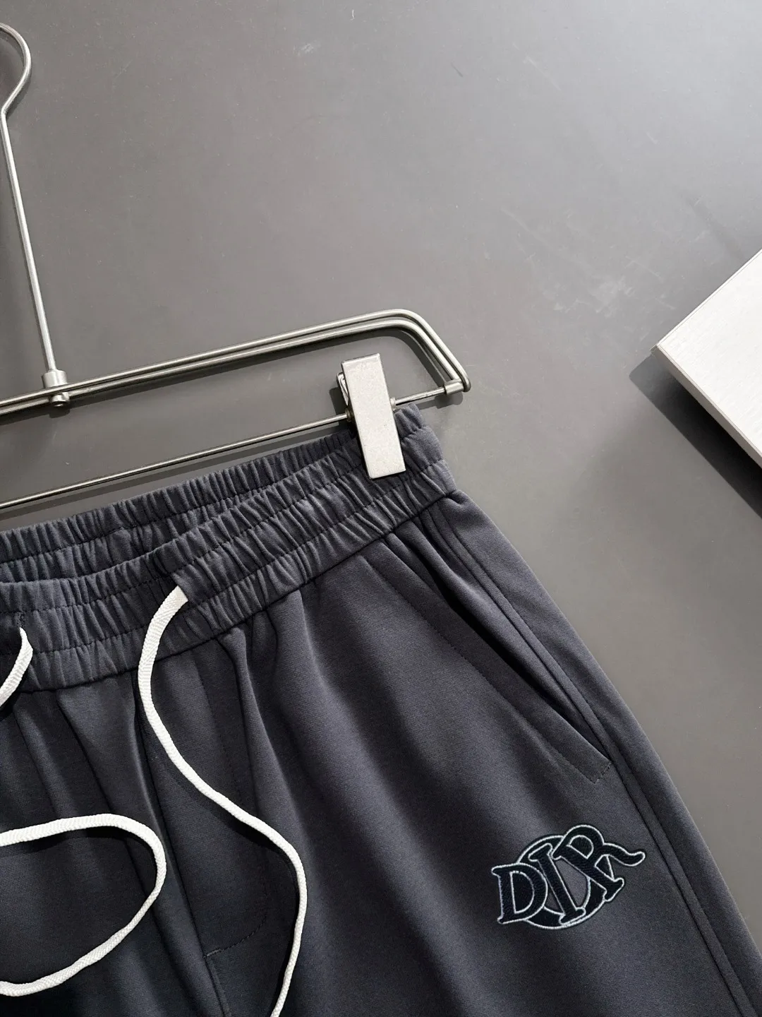 🅿️400 next day shipping Dior 2025 spring and summer new elastic band casual pants, thin counter custom fabrics, high breathability and comfort, impeccable details, brand element design concept, reflecting high quality. It feels delicate and soft! It presents a casual cut and the upper body shape is great! Size: M-4XL