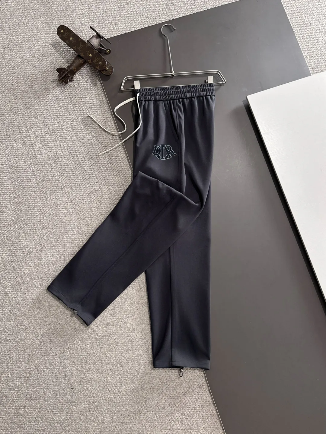 🅿️400 next day shipping Dior 2025 spring and summer new elastic band casual pants, thin counter custom fabrics, high breathability and comfort, impeccable details, brand element design concept, reflecting high quality. It feels delicate and soft! It presents a casual cut and the upper body shape is great! Size: M-4XL