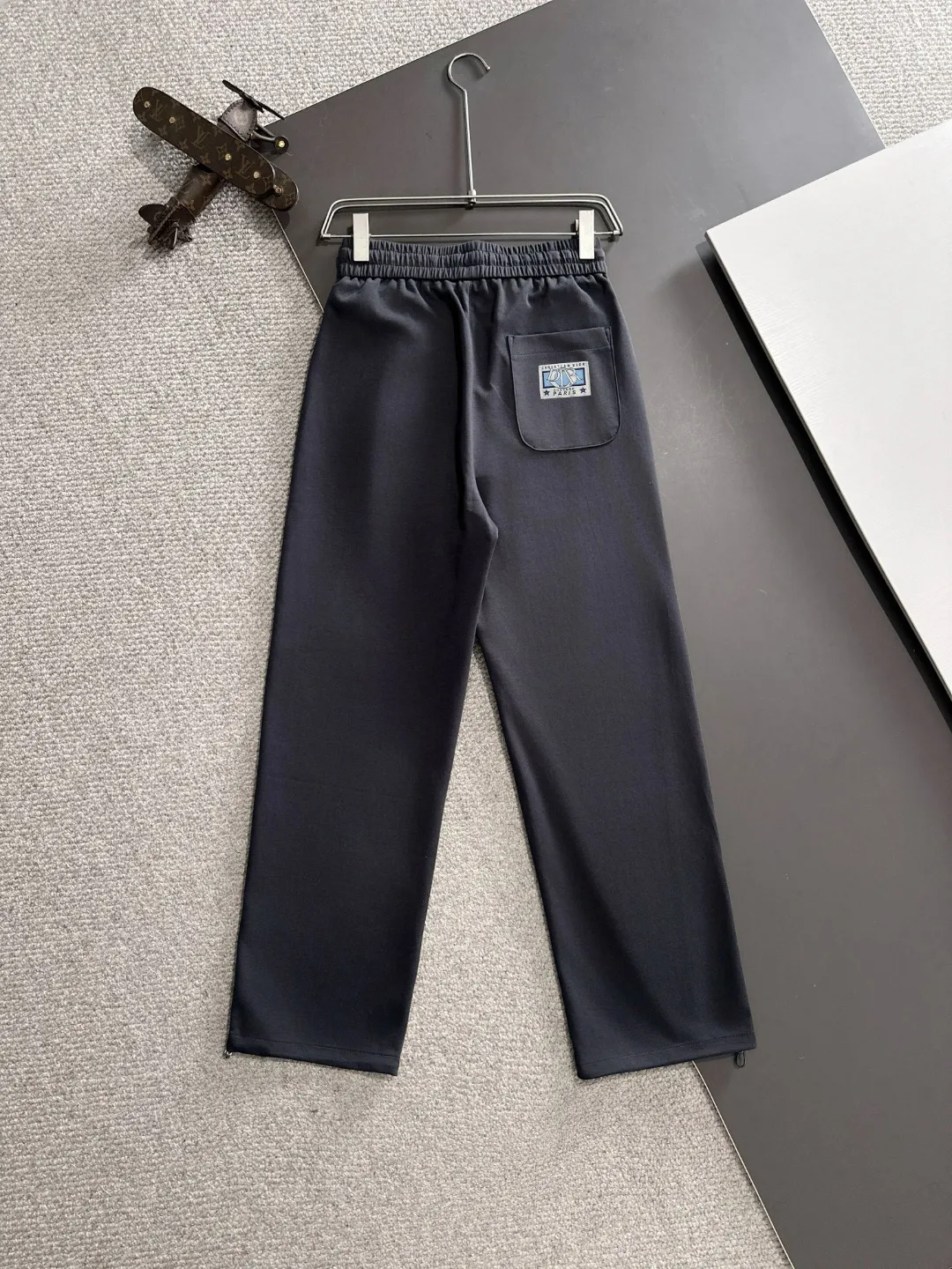 🅿️400 next day shipping Dior 2025 spring and summer new elastic band casual pants, thin counter custom fabrics, high breathability and comfort, impeccable details, brand element design concept, reflecting high quality. It feels delicate and soft! It presents a casual cut and the upper body shape is great! Size: M-4XL