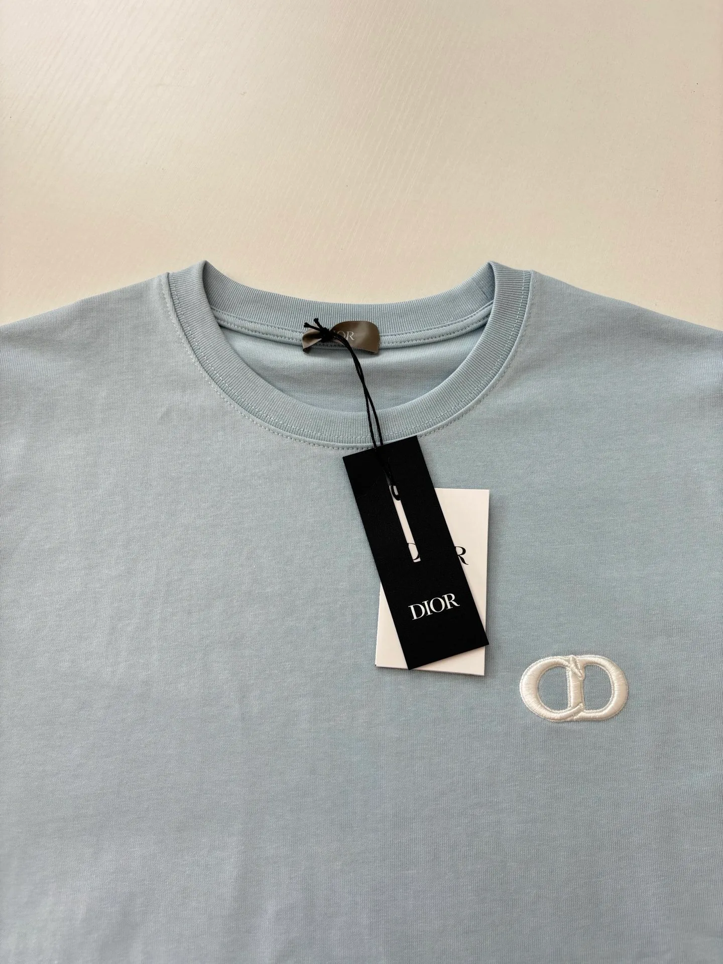 🅿️250 Dio*/Dior 25Ss new three-dimensional embroidered short-sleeved T-shirt. The fabric is made of double-yarn combed cotton compactly spun yarn with a weight of 280g. Matching color matching 32s double-yarn flat machine 1*1 woven rib. Soft, comfortable and non-deformable. The front LOGO is embroidered with a Japanese imported Tajima embroidery machine. The computer automatically trims the thread between the m letters without leaving any thread tails. The visual effect is beautiful and simple, and the details are in place. Size: S/M/L