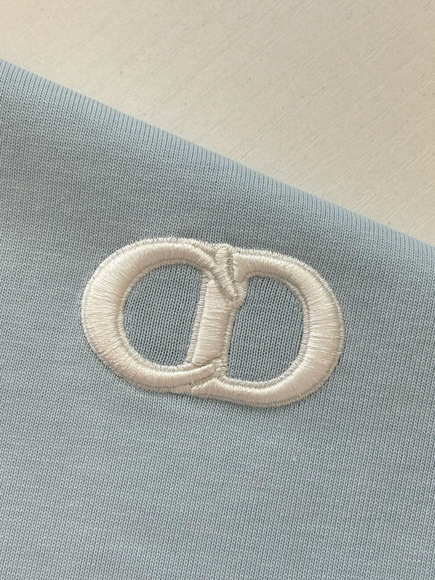 🅿️250 Dio*/Dior 25Ss new three-dimensional embroidered short-sleeved T-shirt. The fabric is made of double-yarn combed cotton compactly spun yarn with a weight of 280g. Matching color matching 32s double-yarn flat machine 1*1 woven rib. Soft, comfortable and non-deformable. The front LOGO is embroidered with a Japanese imported Tajima embroidery machine. The computer automatically trims the thread between the m letters without leaving any thread tails. The visual effect is beautiful and simple, and the details are in place. Size: S/M/L