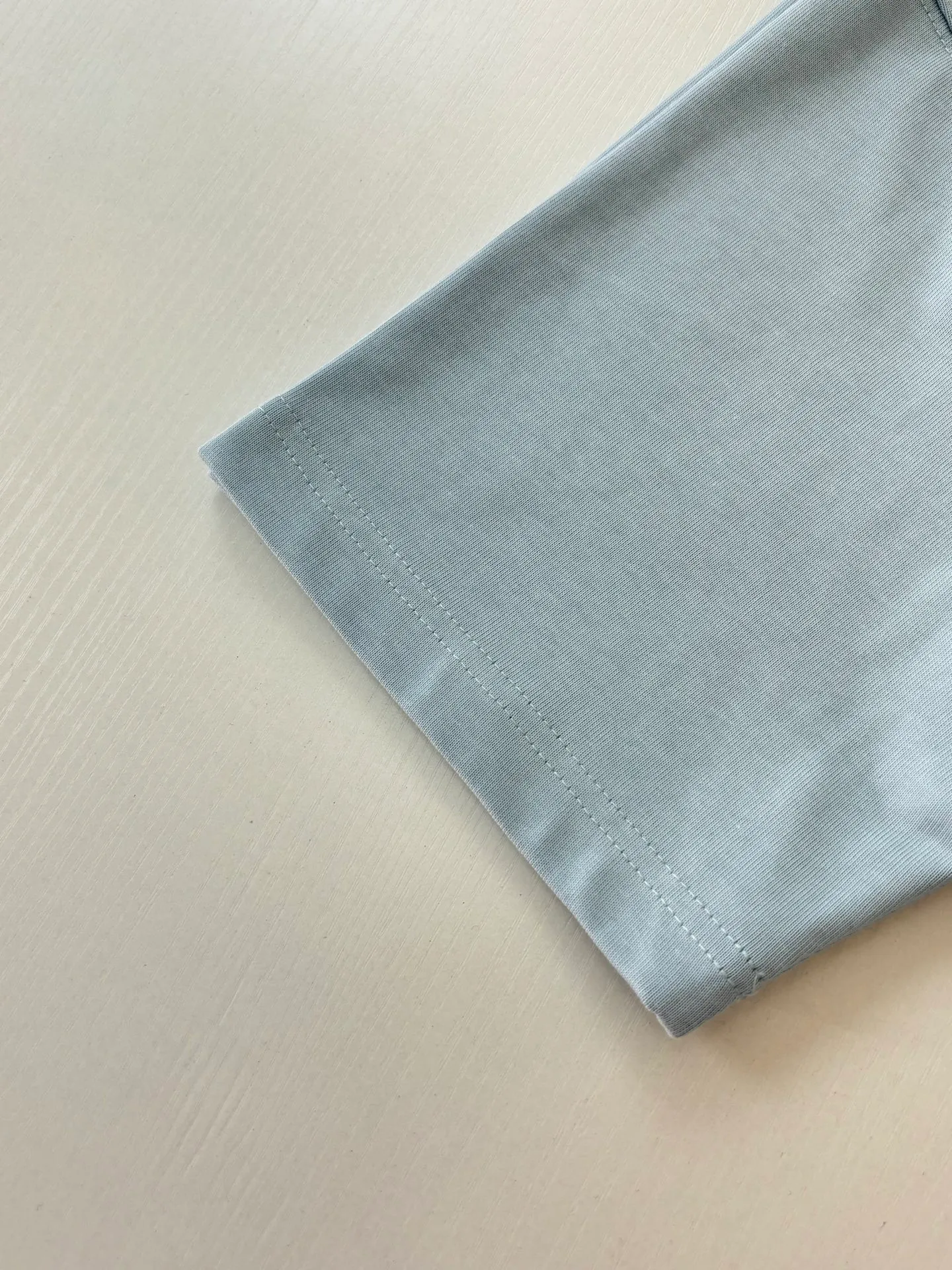 🅿️250 Dio*/Dior 25Ss new three-dimensional embroidered short-sleeved T-shirt. The fabric is made of double-yarn combed cotton compactly spun yarn with a weight of 280g. Matching color matching 32s double-yarn flat machine 1*1 woven rib. Soft, comfortable and non-deformable. The front LOGO is embroidered with a Japanese imported Tajima embroidery machine. The computer automatically trims the thread between the m letters without leaving any thread tails. The visual effect is beautiful and simple, and the details are in place. Size: S/M/L