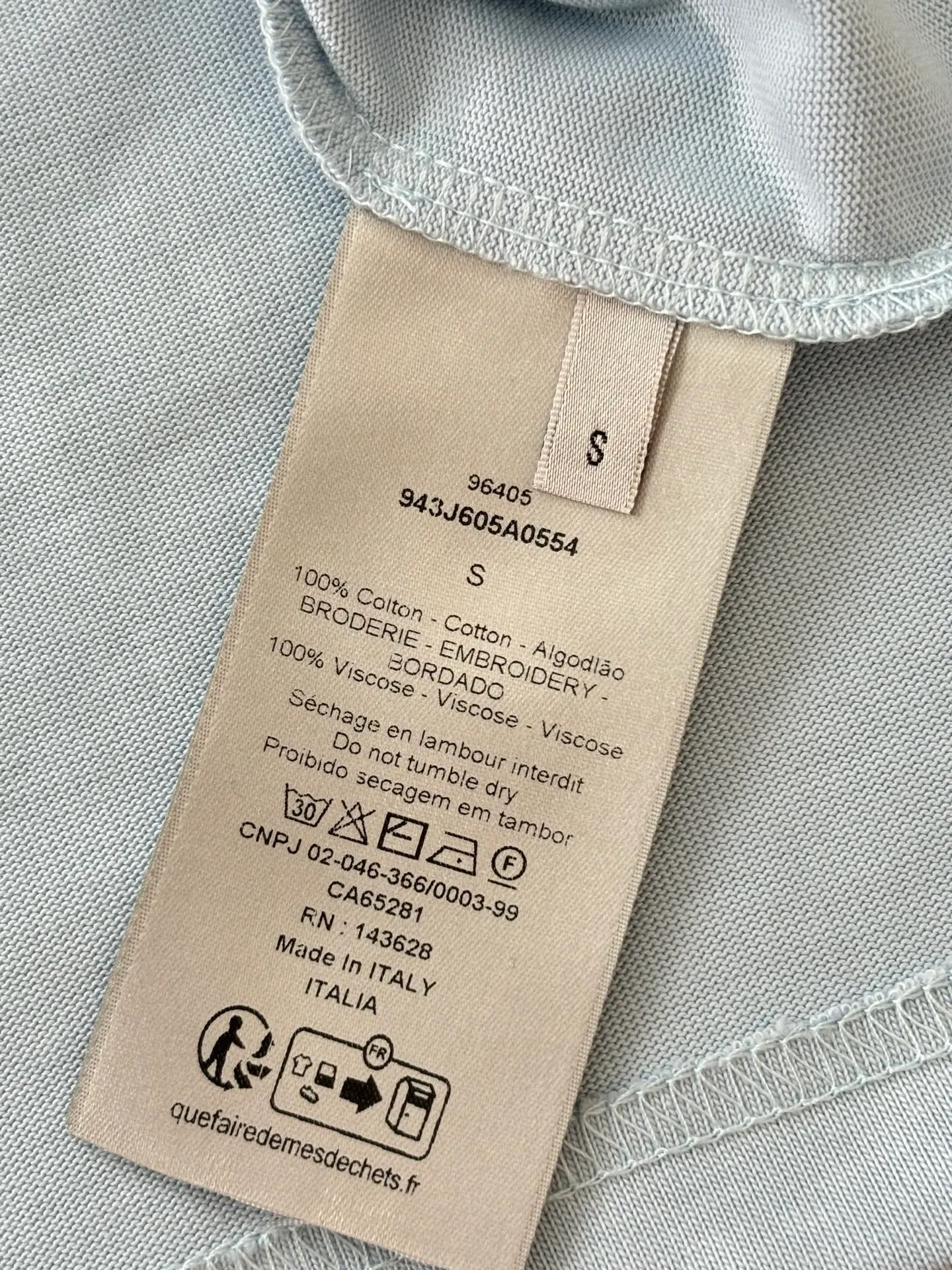 🅿️250 Dio*/Dior 25Ss new three-dimensional embroidered short-sleeved T-shirt. The fabric is made of double-yarn combed cotton compactly spun yarn with a weight of 280g. Matching color matching 32s double-yarn flat machine 1*1 woven rib. Soft, comfortable and non-deformable. The front LOGO is embroidered with a Japanese imported Tajima embroidery machine. The computer automatically trims the thread between the m letters without leaving any thread tails. The visual effect is beautiful and simple, and the details are in place. Size: S/M/L