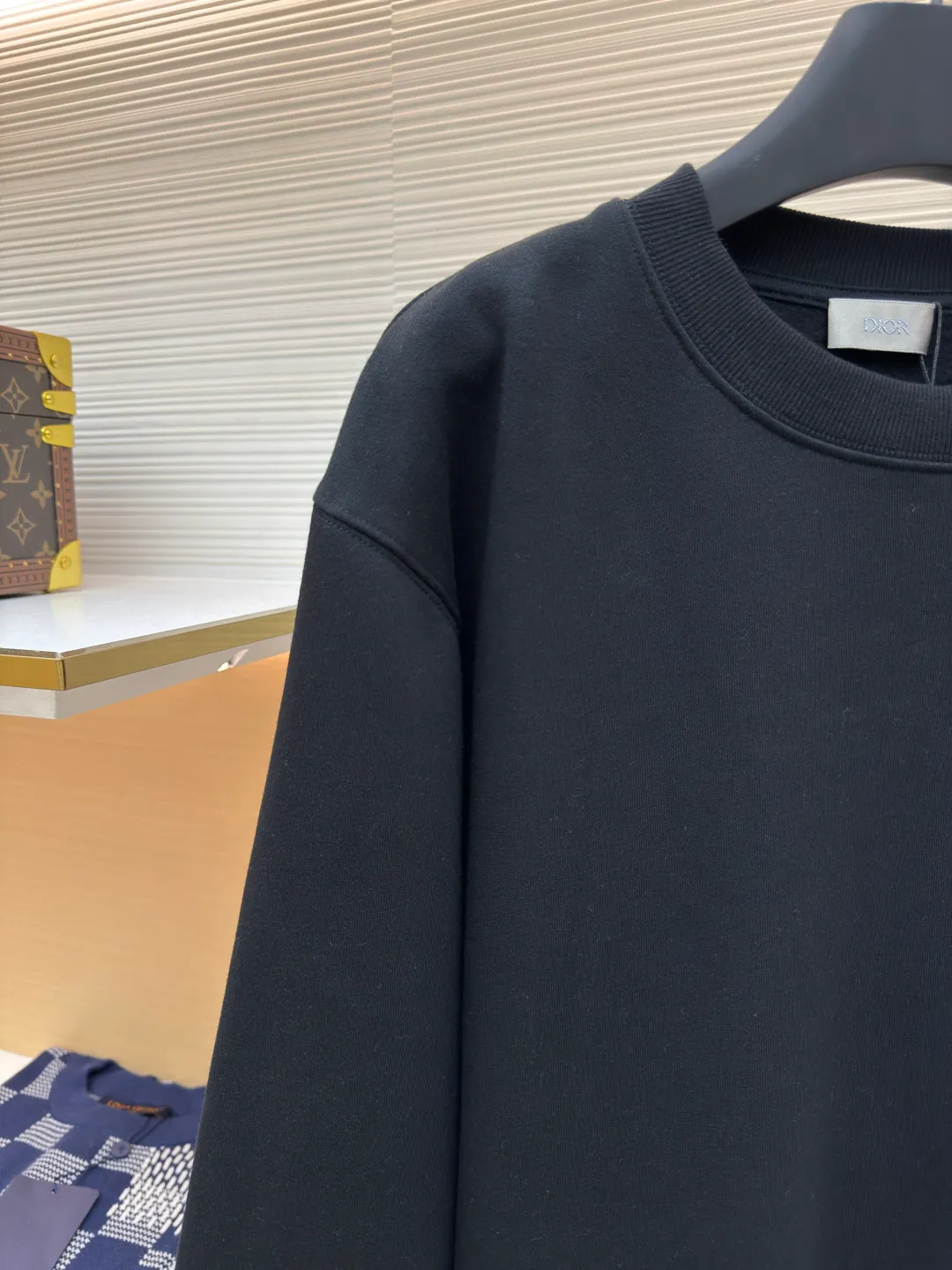 DIOR logo embroidered long-sleeved sweatshirt ●Authentic product: purchased and developed by 3529 ●Item number: 1680341-A65 ●Fabric: pure cotton fabric ●Technology: embroidery production ●Version: loose fit ●Weight: about 535 grams ●Size: S-M-L-XL ●Description: Made of customized cotton fabric, with classic high-density logo embroidery on the chest and velvet design on the inside. It can be matched with bottoms of the same season to create a fashionable look. It can be worn inside or outside to suit various occasions. Customized accessories, complete with three labels, same style for men and women!