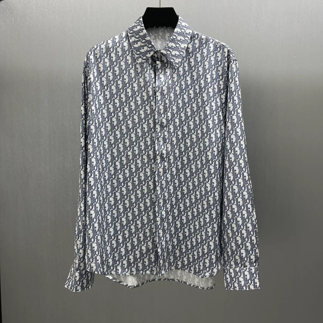 🅿️450 🧧CD logo classic presbyopic shirt Size S-XL This country shirt is decorated with classic Oblique print. Crafted from white and blue mulberry silk twill fabric, it features a peaked collar and arc-shaped hem for a casual style. Wear with the matching pajamas or shorts for a sophisticated look.