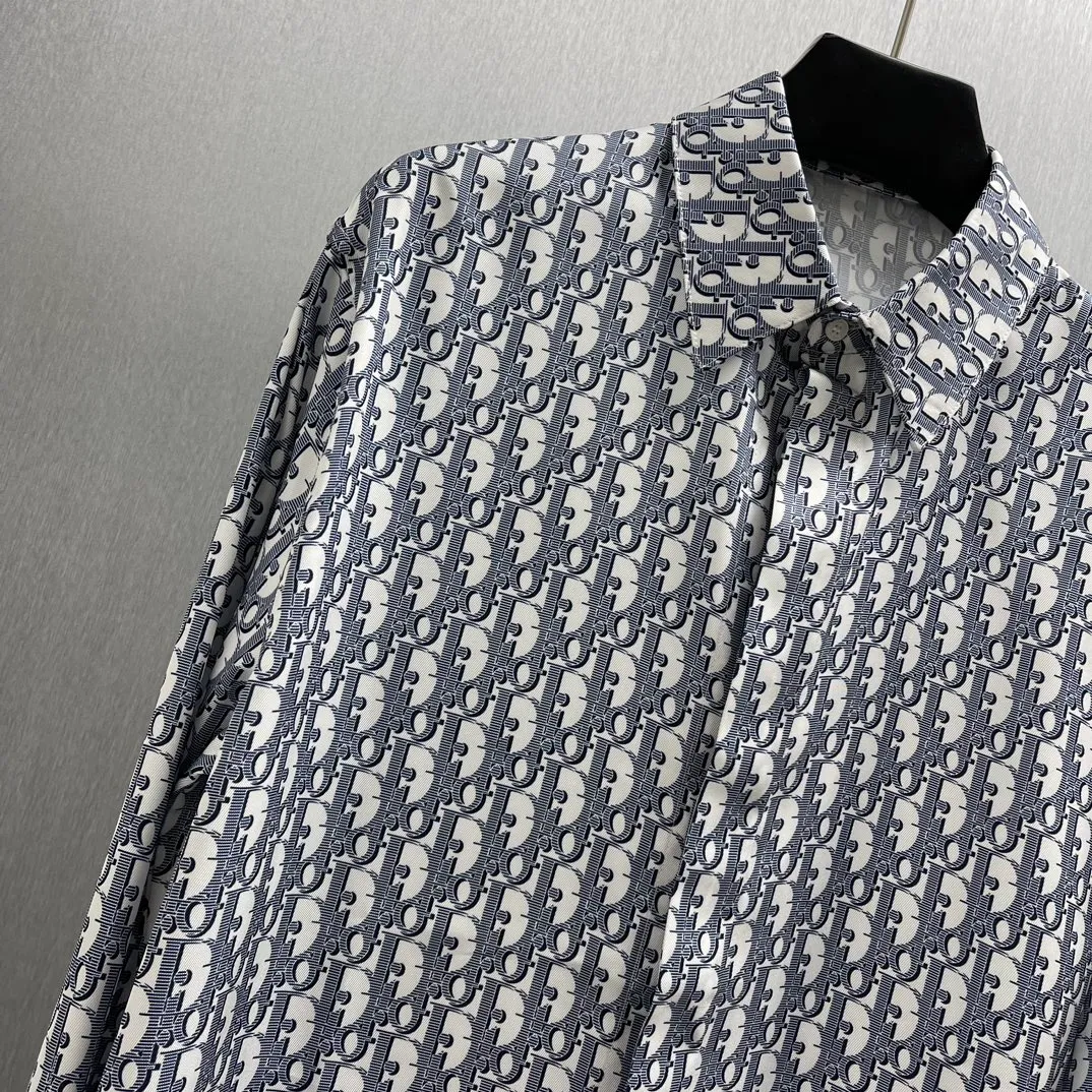 🅿️450 🧧CD logo classic presbyopic shirt Size S-XL This country shirt is decorated with classic Oblique print. Crafted from white and blue mulberry silk twill fabric, it features a peaked collar and arc-shaped hem for a casual style. Wear with the matching pajamas or shorts for a sophisticated look.