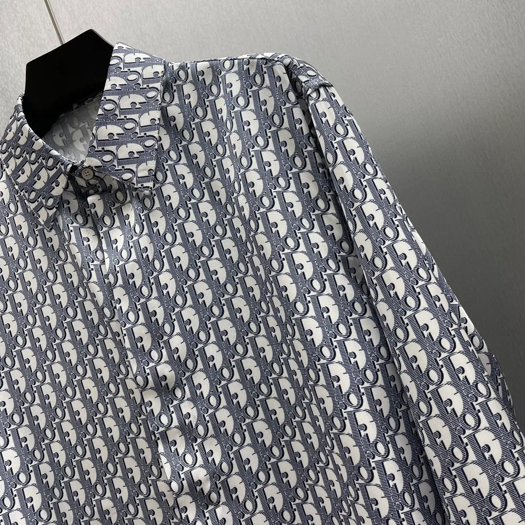 🅿️450 🧧CD logo classic presbyopic shirt Size S-XL This country shirt is decorated with classic Oblique print. Crafted from white and blue mulberry silk twill fabric, it features a peaked collar and arc-shaped hem for a casual style. Wear with the matching pajamas or shorts for a sophisticated look.