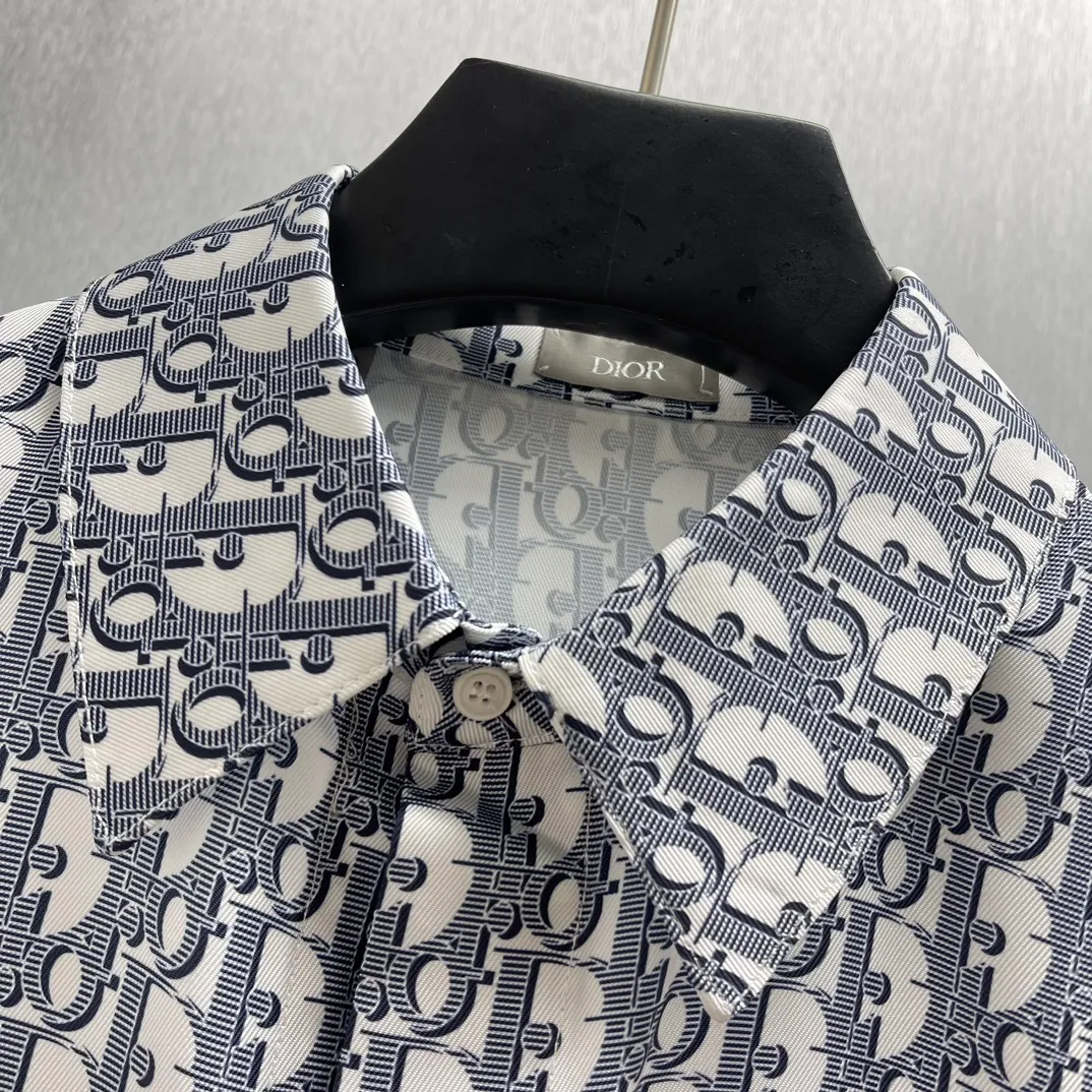 🅿️450 🧧CD logo classic presbyopic shirt Size S-XL This country shirt is decorated with classic Oblique print. Crafted from white and blue mulberry silk twill fabric, it features a peaked collar and arc-shaped hem for a casual style. Wear with the matching pajamas or shorts for a sophisticated look.