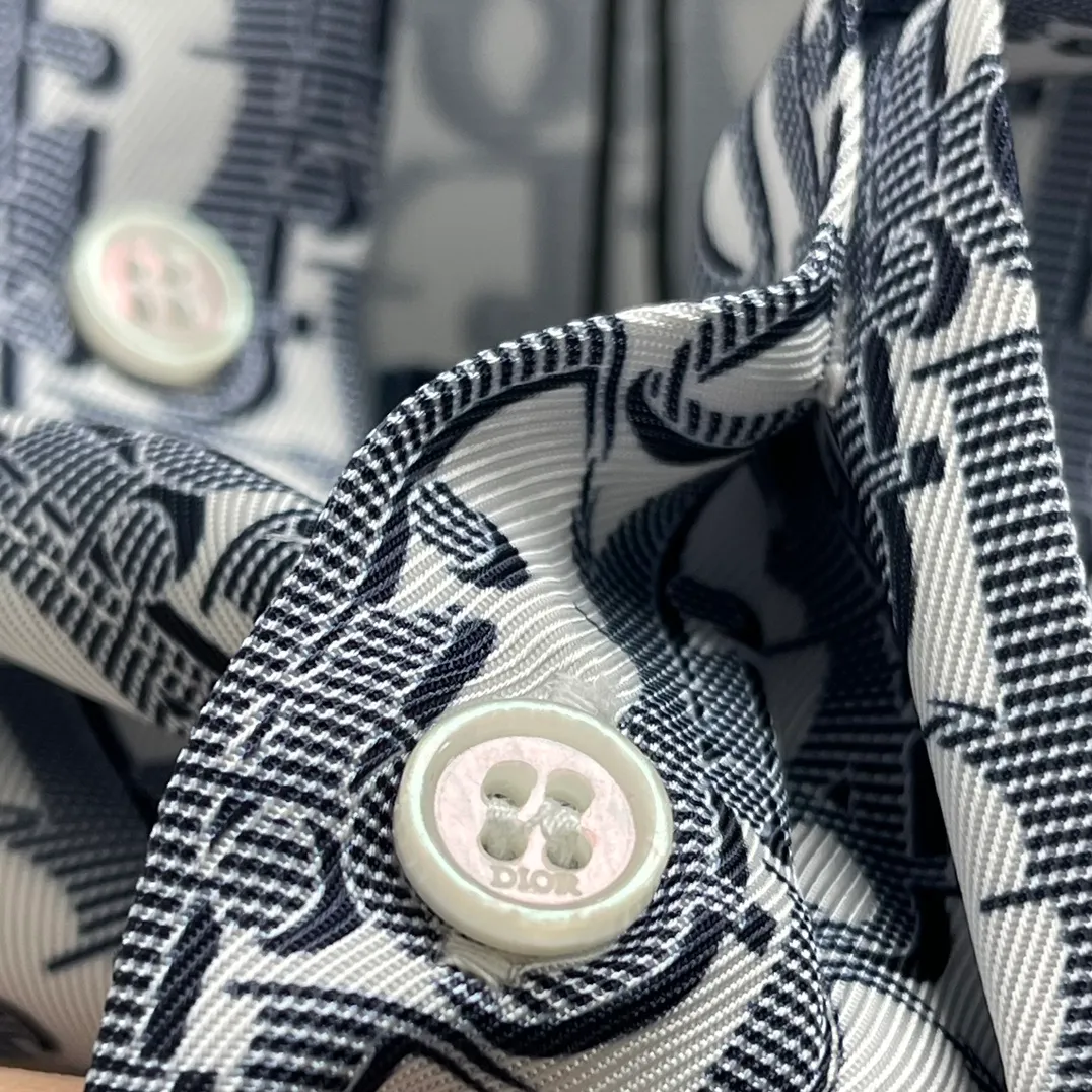 🅿️450 🧧CD logo classic presbyopic shirt Size S-XL This country shirt is decorated with classic Oblique print. Crafted from white and blue mulberry silk twill fabric, it features a peaked collar and arc-shaped hem for a casual style. Wear with the matching pajamas or shorts for a sophisticated look.
