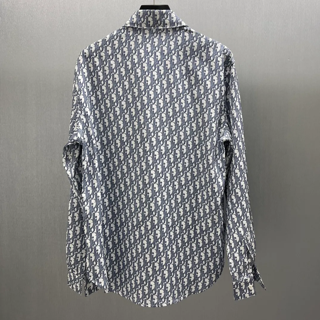 🅿️450 🧧CD logo classic presbyopic shirt Size S-XL This country shirt is decorated with classic Oblique print. Crafted from white and blue mulberry silk twill fabric, it features a peaked collar and arc-shaped hem for a casual style. Wear with the matching pajamas or shorts for a sophisticated look.