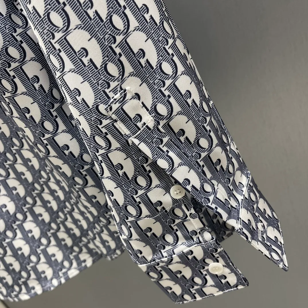 🅿️450 🧧CD logo classic presbyopic shirt Size S-XL This country shirt is decorated with classic Oblique print. Crafted from white and blue mulberry silk twill fabric, it features a peaked collar and arc-shaped hem for a casual style. Wear with the matching pajamas or shorts for a sophisticated look.
