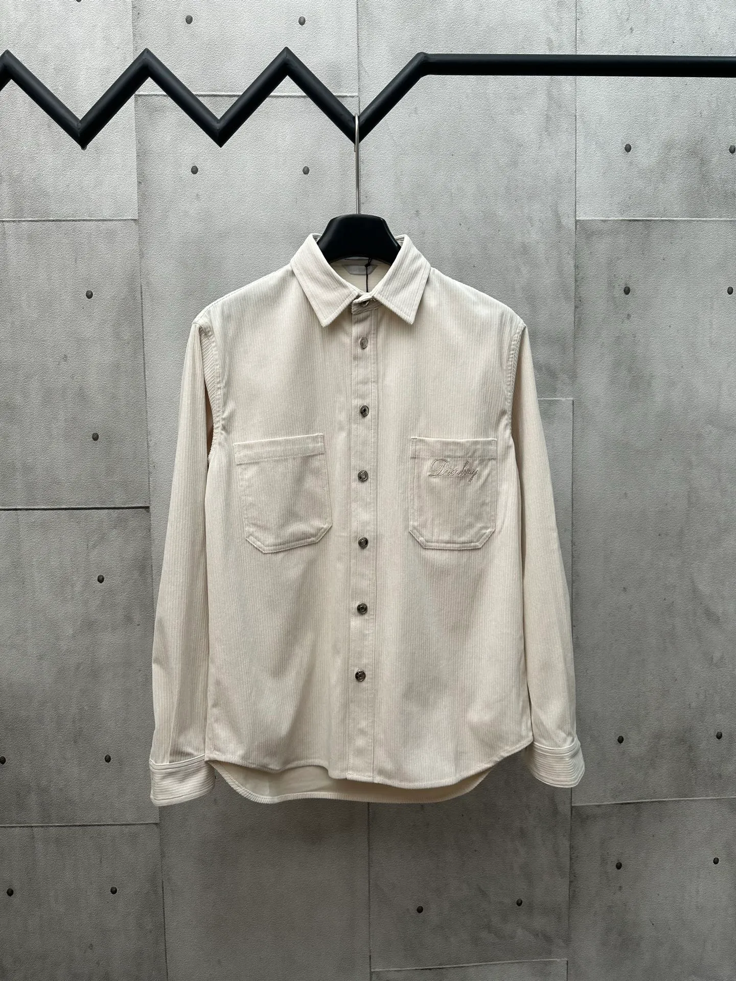 🅿️420 Di*r 2025FW new autumn and winter style Lapel casual long-sleeved shirt jacket Inspired by the Dior love logo Customized off-white cotton corduroy fabric Two chest patch pockets Unilateral letter embroidery Dior logo metal snap closure Arc-style bottom details Casual style Unisex Size: S M L XL