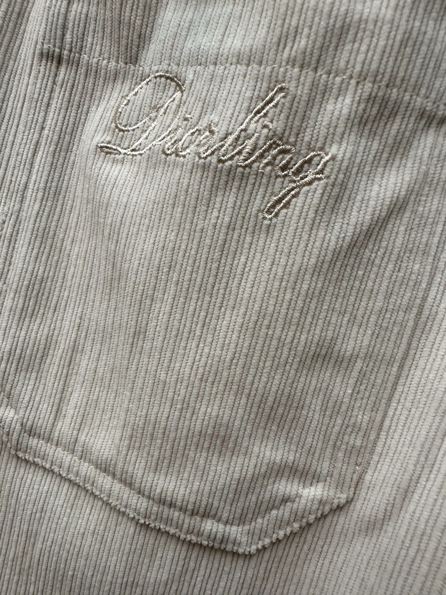 🅿️420 Di*r 2025FW new autumn and winter style Lapel casual long-sleeved shirt jacket Inspired by the Dior love logo Customized off-white cotton corduroy fabric Two chest patch pockets Unilateral letter embroidery Dior logo metal snap closure Arc-style bottom details Casual style Unisex Size: S M L XL