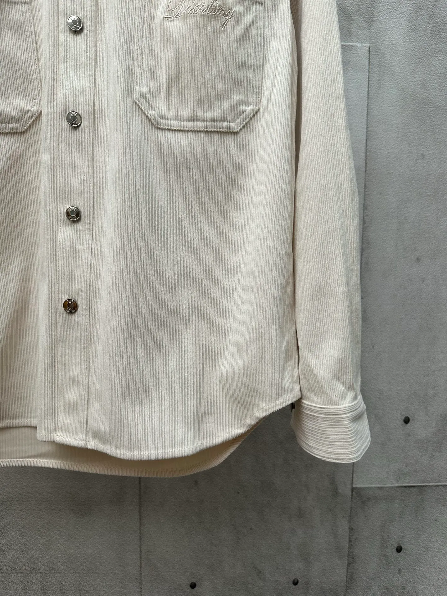 🅿️420 Di*r 2025FW new autumn and winter style Lapel casual long-sleeved shirt jacket Inspired by the Dior love logo Customized off-white cotton corduroy fabric Two chest patch pockets Unilateral letter embroidery Dior logo metal snap closure Arc-style bottom details Casual style Unisex Size: S M L XL