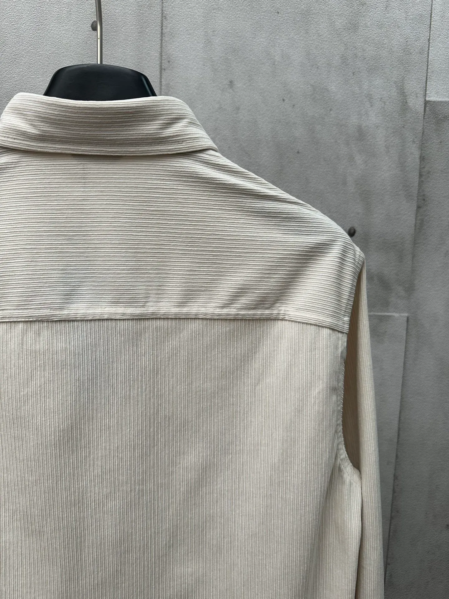 🅿️420 Di*r 2025FW new autumn and winter style Lapel casual long-sleeved shirt jacket Inspired by the Dior love logo Customized off-white cotton corduroy fabric Two chest patch pockets Unilateral letter embroidery Dior logo metal snap closure Arc-style bottom details Casual style Unisex Size: S M L XL
