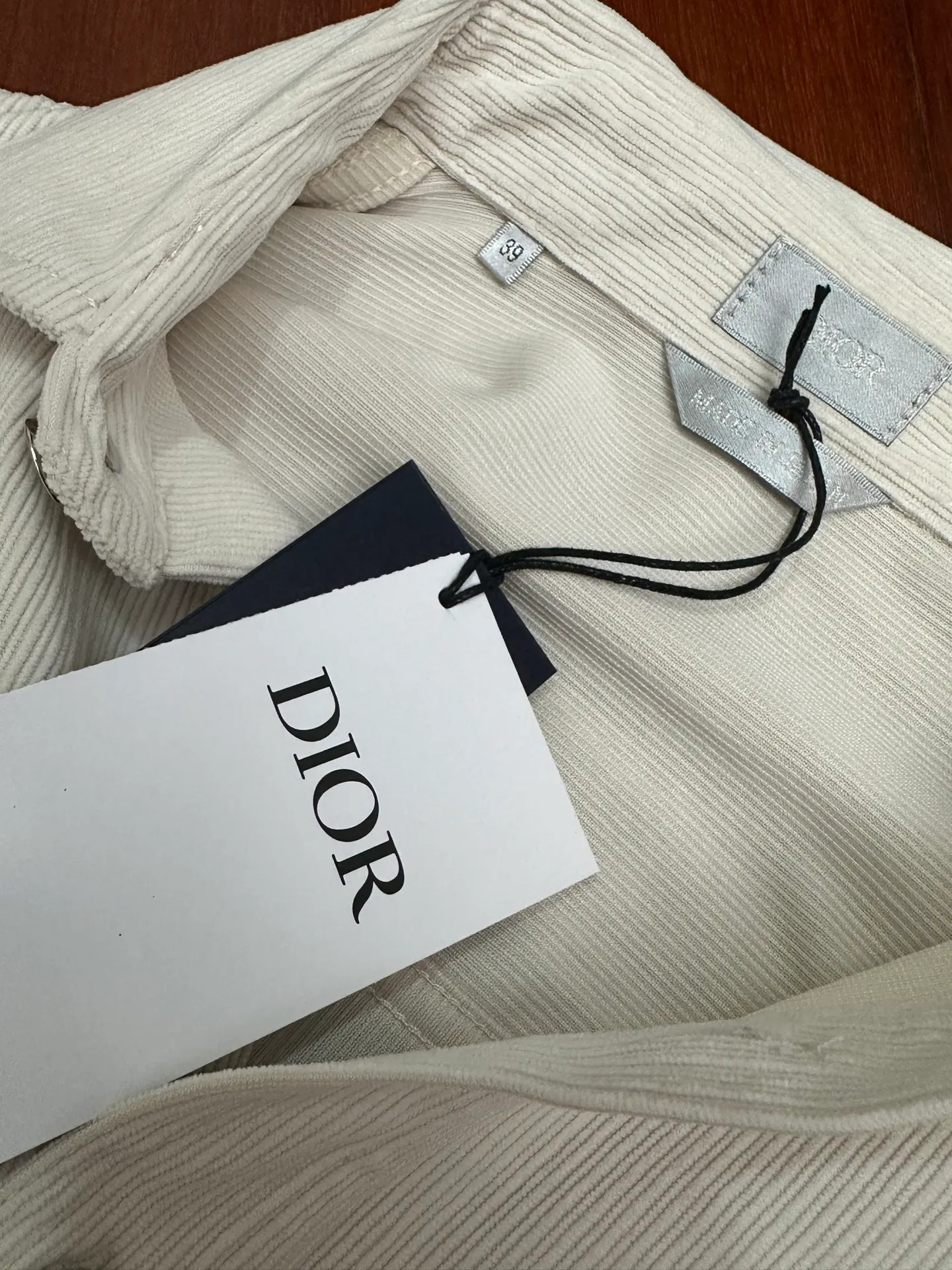 🅿️420 Di*r 2025FW new autumn and winter style Lapel casual long-sleeved shirt jacket Inspired by the Dior love logo Customized off-white cotton corduroy fabric Two chest patch pockets Unilateral letter embroidery Dior logo metal snap closure Arc-style bottom details Casual style Unisex Size: S M L XL