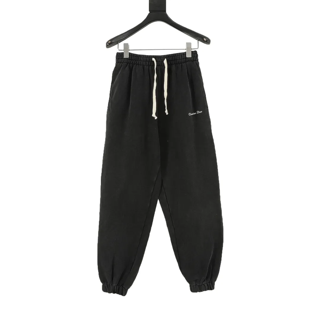 🅿️500 DIOR/Dior washed letter printed webbing trousers are made of 26-count combed cotton + 10-count 100% cotton, with a weight of 340G. The fabric is made of high-quality domestic Xinjiang cotton yarn. Xinjiang cotton is recognized as a superior material among domestic cotton. The fabric is woven using the internationally recognized Fukuhara knitting machine. The fabric has clear texture, good resilience, strong wrinkle resistance, good abrasion resistance and breathability. It is close to the skin, not easy to loosen and has a long-lasting wide effect. The fabric has good gloss, strength and wear resistance, small shrinkage and a good skeleton feel. The pure cotton cloth is produced by air flow liquid cylinder. The environmentally friendly dyeing meets the national first-class product requirements. It is not easy to fade and is not prone to creases and claw marks. It can be worn all year round: the sewing machine needle uses No. 9 round-head needles, which will not puncture or break the fibers of the fabric, and the thread density is 3CM/14 needles, which is tight, not loose, and not sparse; the sewing thread uses imported oil-proof treated thread, and there will be no oil stains; the car is an imported car with a silver sword and a knife, which does not eat or leave any cloth. It has a full sense of high brand quality! size：XS-L