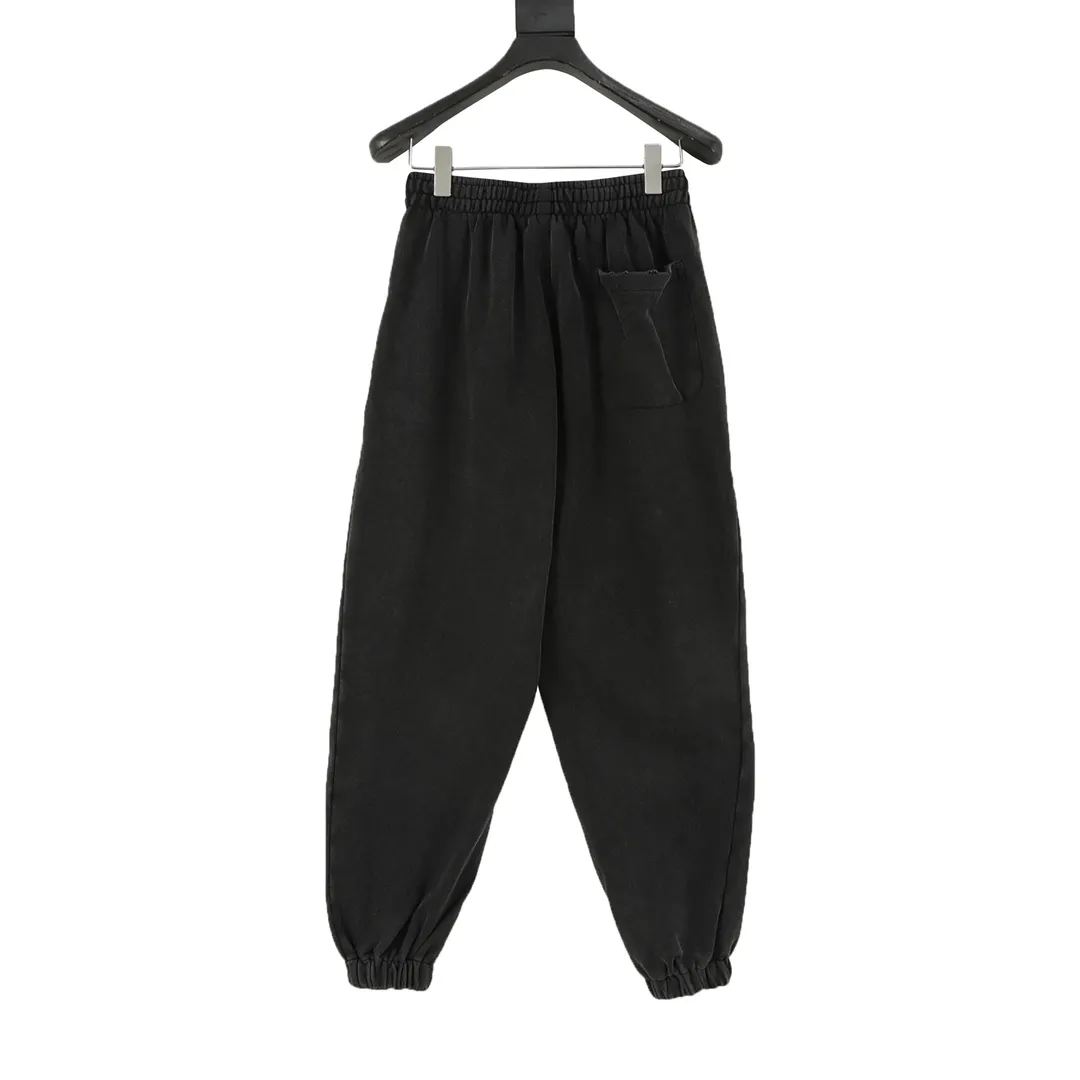 🅿️500 DIOR/Dior washed letter printed webbing trousers are made of 26-count combed cotton + 10-count 100% cotton, with a weight of 340G. The fabric is made of high-quality domestic Xinjiang cotton yarn. Xinjiang cotton is recognized as a superior material among domestic cotton. The fabric is woven using the internationally recognized Fukuhara knitting machine. The fabric has clear texture, good resilience, strong wrinkle resistance, good abrasion resistance and breathability. It is close to the skin, not easy to loosen and has a long-lasting wide effect. The fabric has good gloss, strength and wear resistance, small shrinkage and a good skeleton feel. The pure cotton cloth is produced by air flow liquid cylinder. The environmentally friendly dyeing meets the national first-class product requirements. It is not easy to fade and is not prone to creases and claw marks. It can be worn all year round: the sewing machine needle uses No. 9 round-head needles, which will not puncture or break the fibers of the fabric, and the thread density is 3CM/14 needles, which is tight, not loose, and not sparse; the sewing thread uses imported oil-proof treated thread, and there will be no oil stains; the car is an imported car with a silver sword and a knife, which does not eat or leave any cloth. It has a full sense of high brand quality! size：XS-L