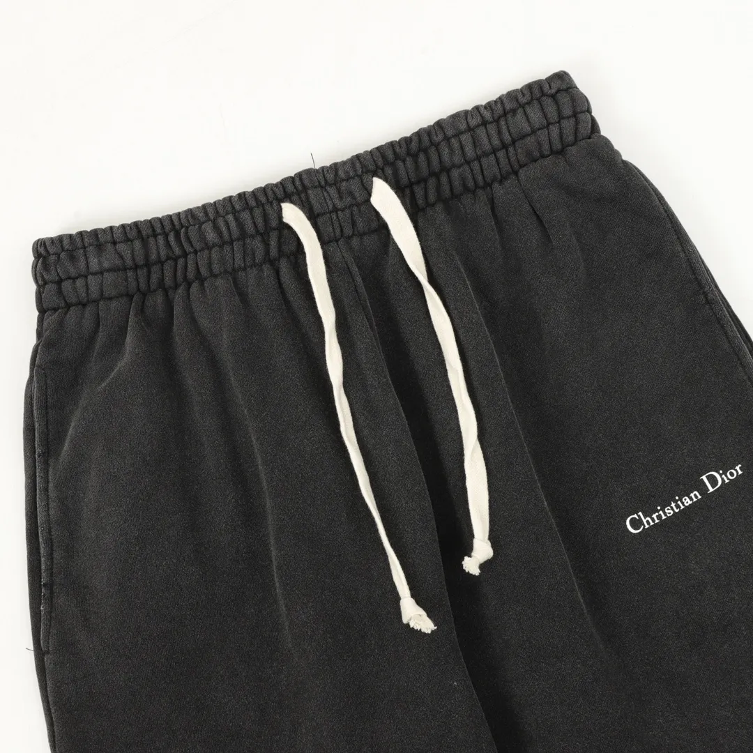 🅿️500 DIOR/Dior washed letter printed webbing trousers are made of 26-count combed cotton + 10-count 100% cotton, with a weight of 340G. The fabric is made of high-quality domestic Xinjiang cotton yarn. Xinjiang cotton is recognized as a superior material among domestic cotton. The fabric is woven using the internationally recognized Fukuhara knitting machine. The fabric has clear texture, good resilience, strong wrinkle resistance, good abrasion resistance and breathability. It is close to the skin, not easy to loosen and has a long-lasting wide effect. The fabric has good gloss, strength and wear resistance, small shrinkage and a good skeleton feel. The pure cotton cloth is produced by air flow liquid cylinder. The environmentally friendly dyeing meets the national first-class product requirements. It is not easy to fade and is not prone to creases and claw marks. It can be worn all year round: the sewing machine needle uses No. 9 round-head needles, which will not puncture or break the fibers of the fabric, and the thread density is 3CM/14 needles, which is tight, not loose, and not sparse; the sewing thread uses imported oil-proof treated thread, and there will be no oil stains; the car is an imported car with a silver sword and a knife, which does not eat or leave any cloth. It has a full sense of high brand quality! size：XS-L