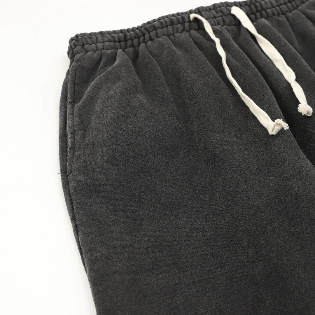 🅿️500 DIOR/Dior washed letter printed webbing trousers are made of 26-count combed cotton + 10-count 100% cotton, with a weight of 340G. The fabric is made of high-quality domestic Xinjiang cotton yarn. Xinjiang cotton is recognized as a superior material among domestic cotton. The fabric is woven using the internationally recognized Fukuhara knitting machine. The fabric has clear texture, good resilience, strong wrinkle resistance, good abrasion resistance and breathability. It is close to the skin, not easy to loosen and has a long-lasting wide effect. The fabric has good gloss, strength and wear resistance, small shrinkage and a good skeleton feel. The pure cotton cloth is produced by air flow liquid cylinder. The environmentally friendly dyeing meets the national first-class product requirements. It is not easy to fade and is not prone to creases and claw marks. It can be worn all year round: the sewing machine needle uses No. 9 round-head needles, which will not puncture or break the fibers of the fabric, and the thread density is 3CM/14 needles, which is tight, not loose, and not sparse; the sewing thread uses imported oil-proof treated thread, and there will be no oil stains; the car is an imported car with a silver sword and a knife, which does not eat or leave any cloth. It has a full sense of high brand quality! size：XS-L