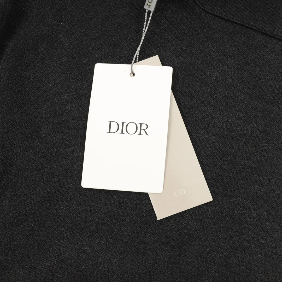 🅿️500 DIOR/Dior washed letter printed webbing trousers are made of 26-count combed cotton + 10-count 100% cotton, with a weight of 340G. The fabric is made of high-quality domestic Xinjiang cotton yarn. Xinjiang cotton is recognized as a superior material among domestic cotton. The fabric is woven using the internationally recognized Fukuhara knitting machine. The fabric has clear texture, good resilience, strong wrinkle resistance, good abrasion resistance and breathability. It is close to the skin, not easy to loosen and has a long-lasting wide effect. The fabric has good gloss, strength and wear resistance, small shrinkage and a good skeleton feel. The pure cotton cloth is produced by air flow liquid cylinder. The environmentally friendly dyeing meets the national first-class product requirements. It is not easy to fade and is not prone to creases and claw marks. It can be worn all year round: the sewing machine needle uses No. 9 round-head needles, which will not puncture or break the fibers of the fabric, and the thread density is 3CM/14 needles, which is tight, not loose, and not sparse; the sewing thread uses imported oil-proof treated thread, and there will be no oil stains; the car is an imported car with a silver sword and a knife, which does not eat or leave any cloth. It has a full sense of high brand quality! size：XS-L
