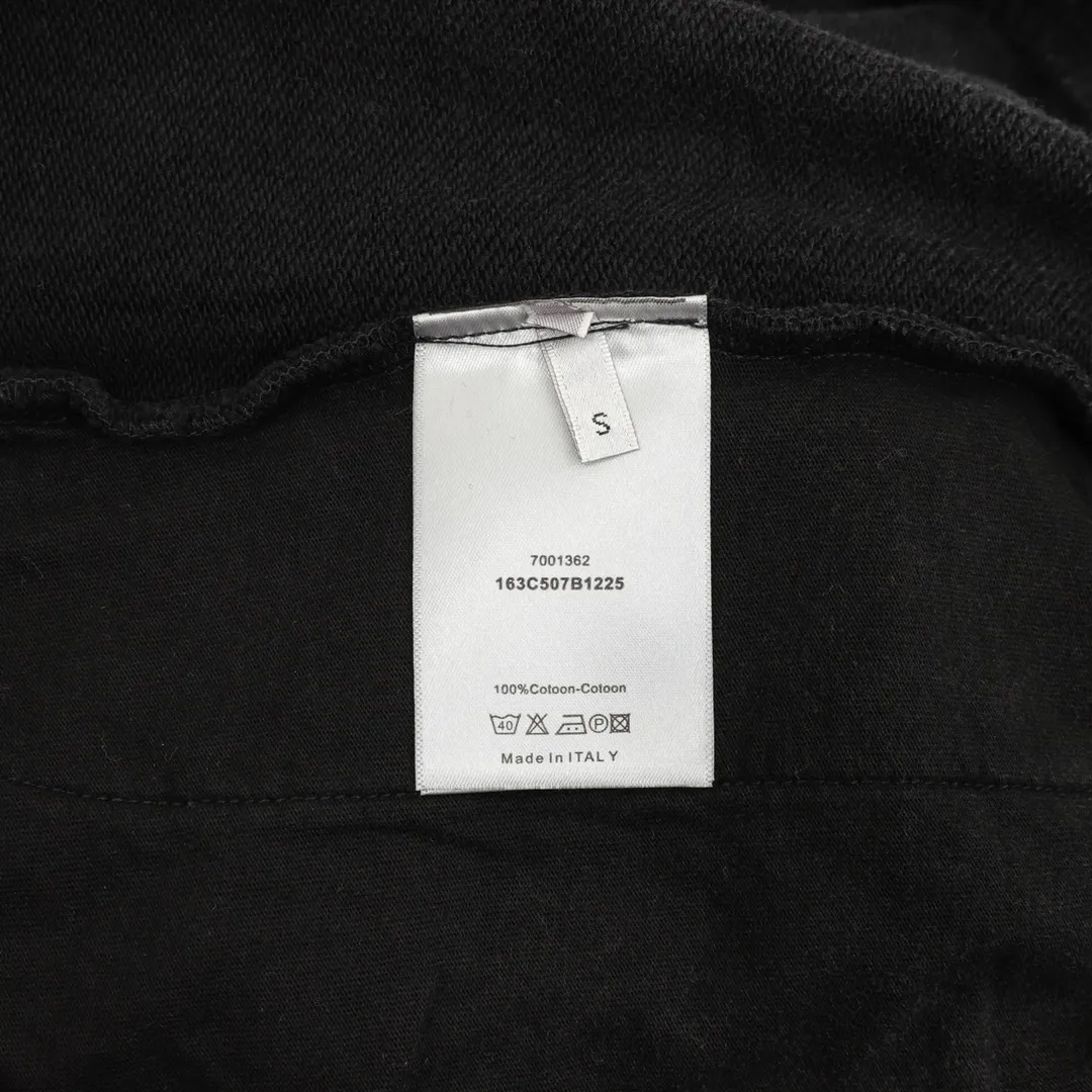 🅿️500 DIOR/Dior washed letter printed webbing trousers are made of 26-count combed cotton + 10-count 100% cotton, with a weight of 340G. The fabric is made of high-quality domestic Xinjiang cotton yarn. Xinjiang cotton is recognized as a superior material among domestic cotton. The fabric is woven using the internationally recognized Fukuhara knitting machine. The fabric has clear texture, good resilience, strong wrinkle resistance, good abrasion resistance and breathability. It is close to the skin, not easy to loosen and has a long-lasting wide effect. The fabric has good gloss, strength and wear resistance, small shrinkage and a good skeleton feel. The pure cotton cloth is produced by air flow liquid cylinder. The environmentally friendly dyeing meets the national first-class product requirements. It is not easy to fade and is not prone to creases and claw marks. It can be worn all year round: the sewing machine needle uses No. 9 round-head needles, which will not puncture or break the fibers of the fabric, and the thread density is 3CM/14 needles, which is tight, not loose, and not sparse; the sewing thread uses imported oil-proof treated thread, and there will be no oil stains; the car is an imported car with a silver sword and a knife, which does not eat or leave any cloth. It has a full sense of high brand quality! size：XS-L