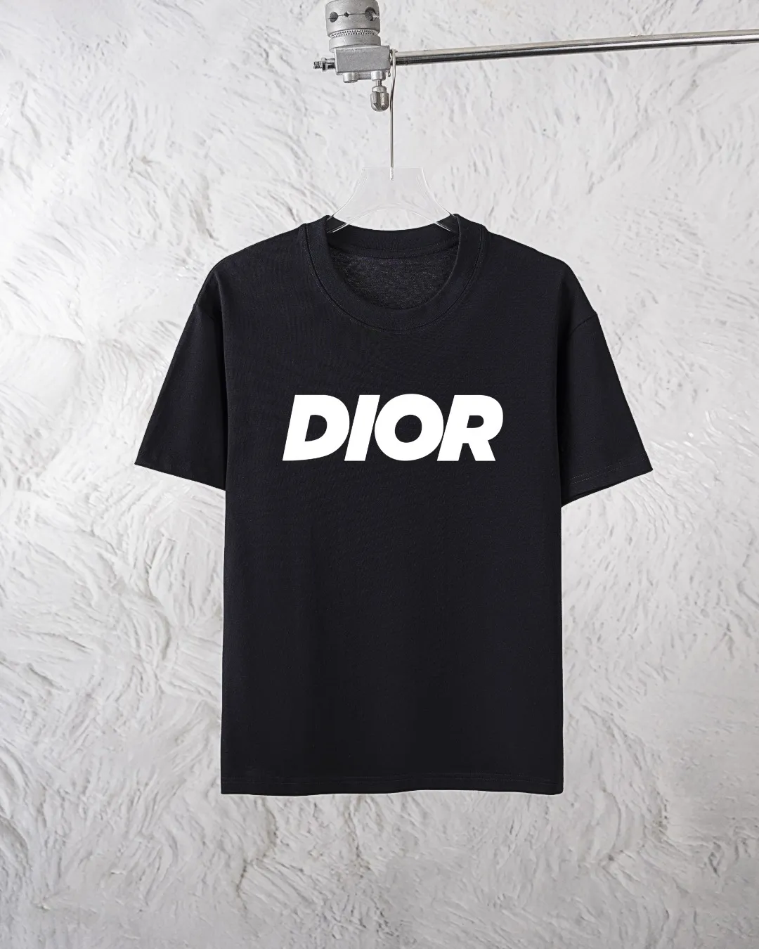 🅿️300 Dior Exclusively provides new trendy men’s fashionable round neck short-sleeved shorts suits, trendy and fashionable casual short-sleeved suits! It has high breathability and comfort, impeccable details, and brand element design concept, reflecting high quality. It presents a casual cut and the upper body shape is great! Material: 250g Xinjiang long-staple cotton short sleeves + 360g pure cotton terry shorts Size: S M L Due to manual measurement, there is a deviation of about 1-3CM in size.