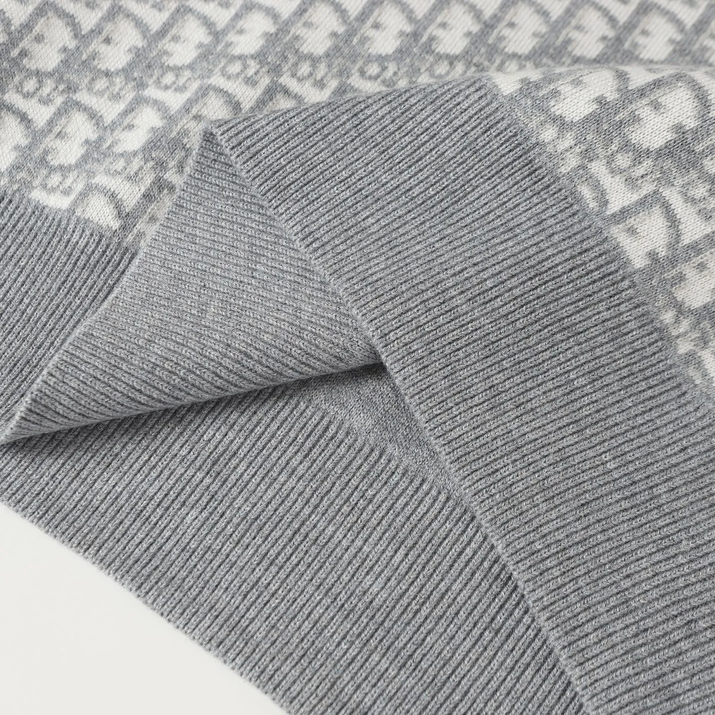 🅿️520 DIOR/Dior 25FW presbyopic reversible cashmere crew neck sweater. The fabric is made of top-quality cashmere yarn. The new autumn and winter Oblique jacquard knitted cashmere sweater adopts a reversible design and is made of high-quality cashmere material. After fine weaving process, it presents a soft and comfortable touch and excellent thermal insulation performance. The iconic Oblique jacquard pattern is perfectly presented through precision knitting technology. It can be worn on both sides, showing different style charms. The round neck design is simple and elegant, suitable for various matching occasions. Exquisite knitting technology ensures that the clothes are not easily deformed and remain crisp and long-lasting. The double-sided design concept reflects DIOR's perfect balance of practicality and fashion. Each sweater undergoes strict quality inspection to ensure that the quality meets the brand's consistently high standards. This knitted item combines warmth and style, making it an exquisite addition to your autumn and winter wardrobe. Size:S/M/L