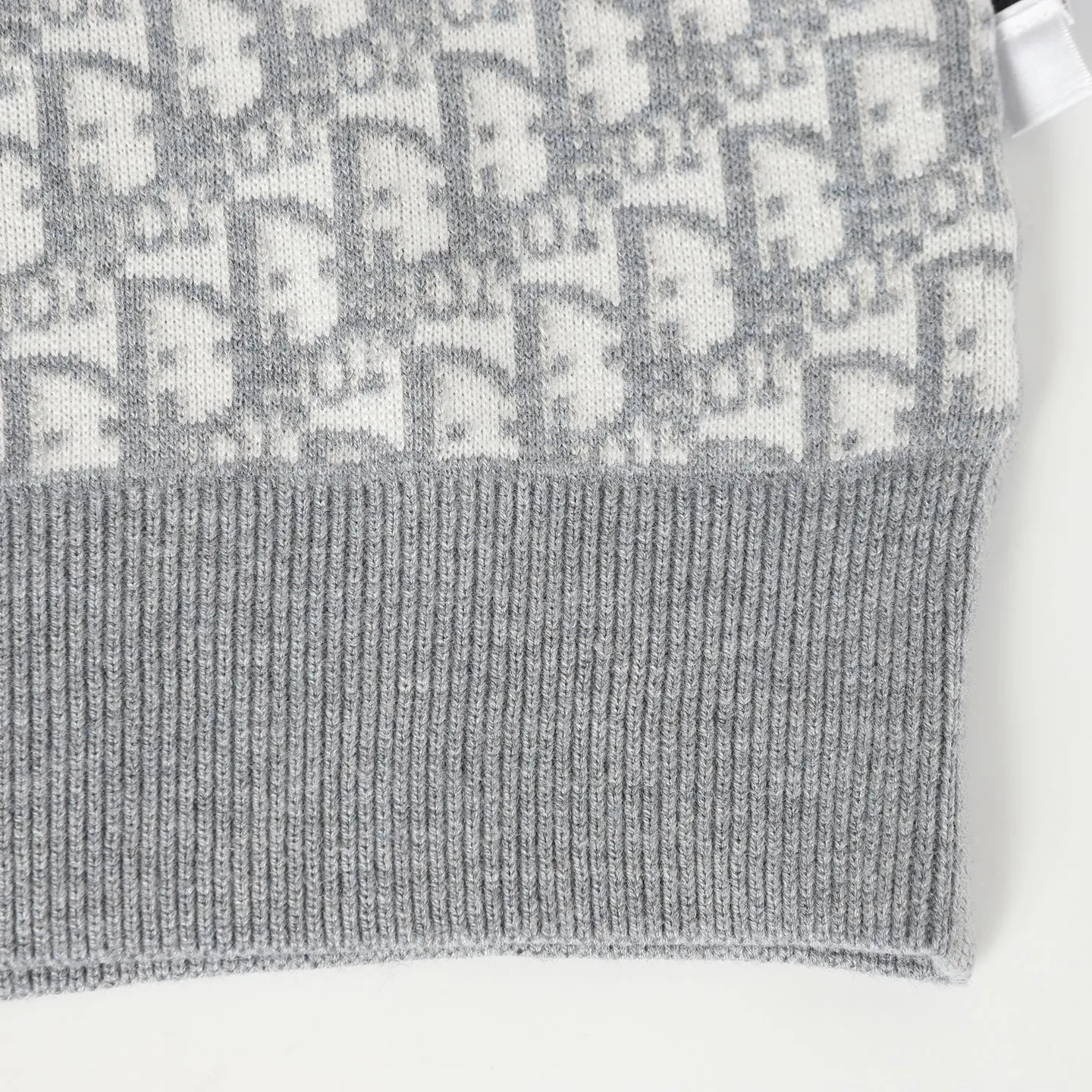 🅿️520 DIOR/Dior 25FW presbyopic reversible cashmere crew neck sweater. The fabric is made of top-quality cashmere yarn. The new autumn and winter Oblique jacquard knitted cashmere sweater adopts a reversible design and is made of high-quality cashmere material. After fine weaving process, it presents a soft and comfortable touch and excellent thermal insulation performance. The iconic Oblique jacquard pattern is perfectly presented through precision knitting technology. It can be worn on both sides, showing different style charms. The round neck design is simple and elegant, suitable for various matching occasions. Exquisite knitting technology ensures that the clothes are not easily deformed and remain crisp and long-lasting. The double-sided design concept reflects DIOR's perfect balance of practicality and fashion. Each sweater undergoes strict quality inspection to ensure that the quality meets the brand's consistently high standards. This knitted item combines warmth and style, making it an exquisite addition to your autumn and winter wardrobe. Size:S/M/L