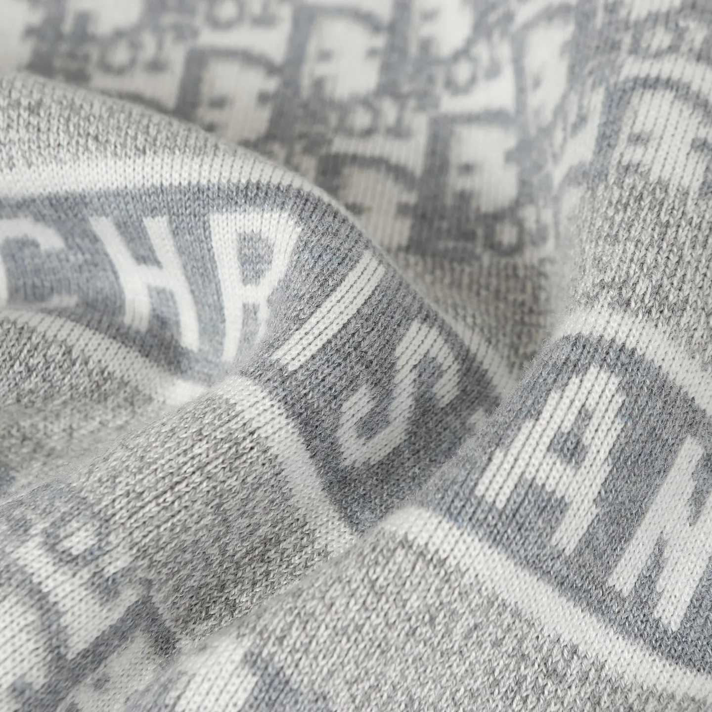 🅿️520 DIOR/Dior 25FW presbyopic reversible cashmere crew neck sweater. The fabric is made of top-quality cashmere yarn. The new autumn and winter Oblique jacquard knitted cashmere sweater adopts a reversible design and is made of high-quality cashmere material. After fine weaving process, it presents a soft and comfortable touch and excellent thermal insulation performance. The iconic Oblique jacquard pattern is perfectly presented through precision knitting technology. It can be worn on both sides, showing different style charms. The round neck design is simple and elegant, suitable for various matching occasions. Exquisite knitting technology ensures that the clothes are not easily deformed and remain crisp and long-lasting. The double-sided design concept reflects DIOR's perfect balance of practicality and fashion. Each sweater undergoes strict quality inspection to ensure that the quality meets the brand's consistently high standards. This knitted item combines warmth and style, making it an exquisite addition to your autumn and winter wardrobe. Size:S/M/L