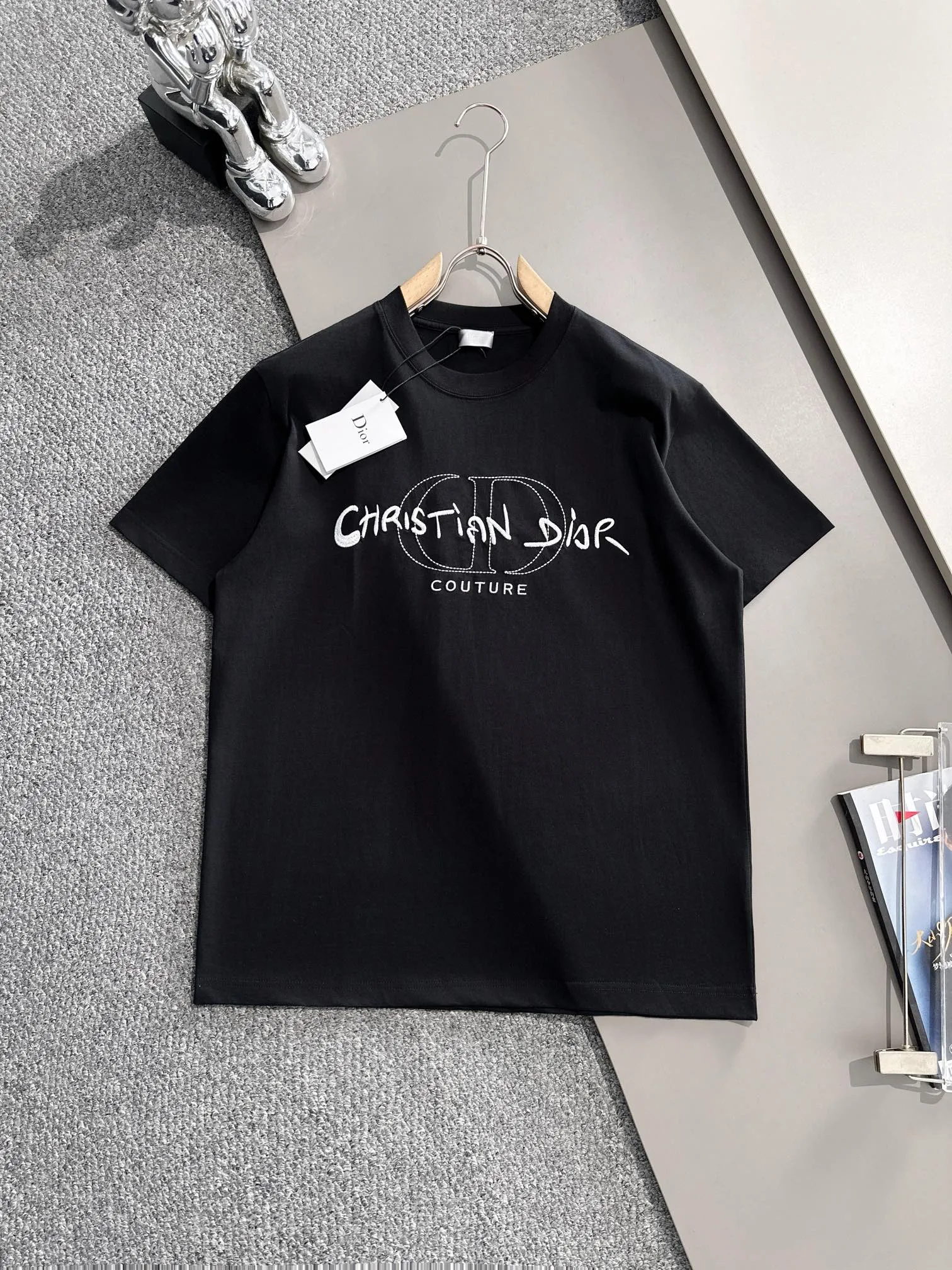 🅿️170 (arrives the next day) Dior 2025 new artistic embroidered letter logo, same style for men and women, short-sleeved T-shirt ·Customized 260g 100% double yarn pure cotton fabric ·Imported Tajima machine embroidery technology ·Custom dyed 32 double-strand threads ·Collar label, hangtag, main mark and three labels complete Color: black Size: XS S M L