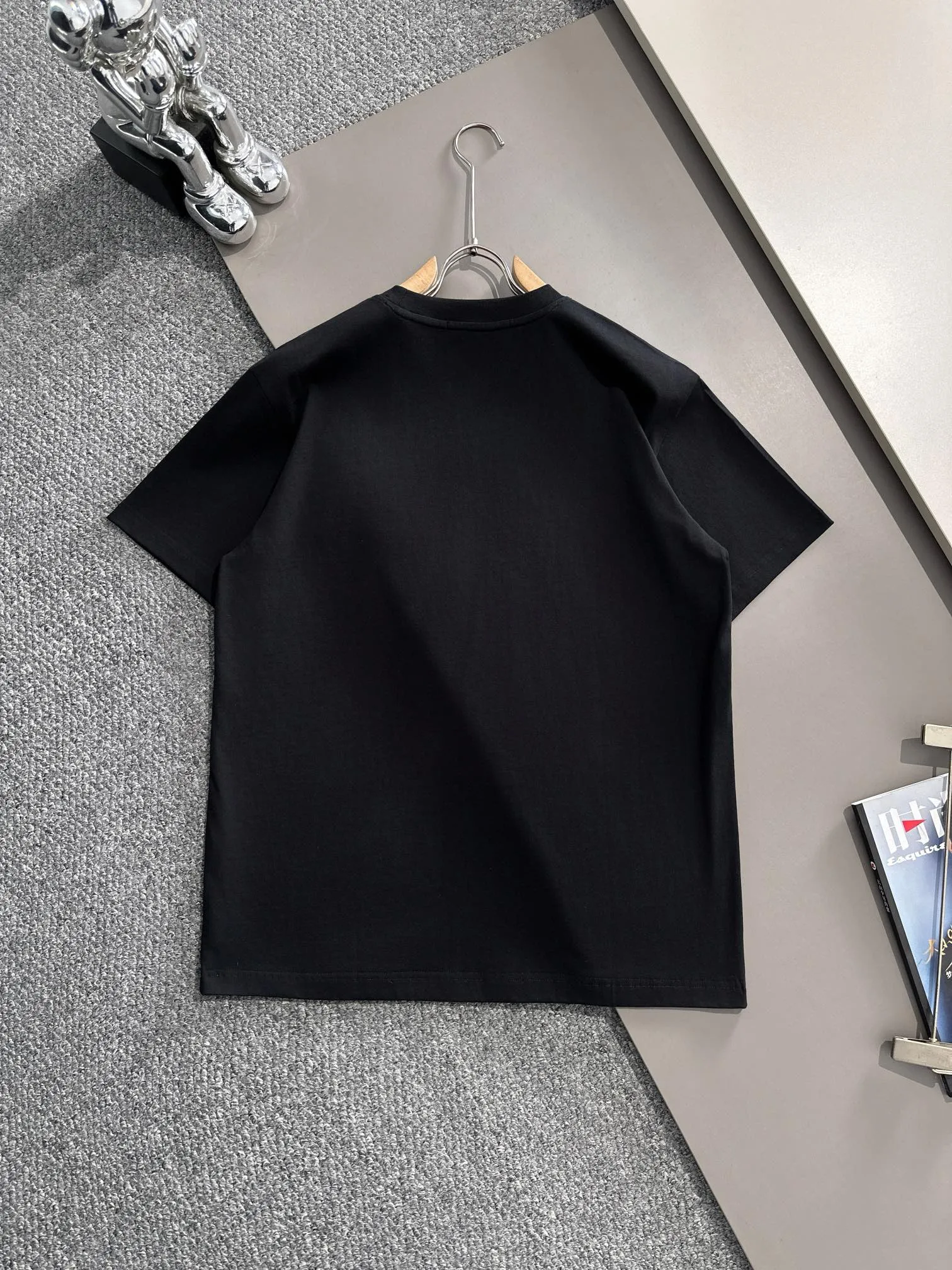 🅿️170 (arrives the next day) Dior 2025 new artistic embroidered letter logo, same style for men and women, short-sleeved T-shirt ·Customized 260g 100% double yarn pure cotton fabric ·Imported Tajima machine embroidery technology ·Custom dyed 32 double-strand threads ·Collar label, hangtag, main mark and three labels complete Color: black Size: XS S M L