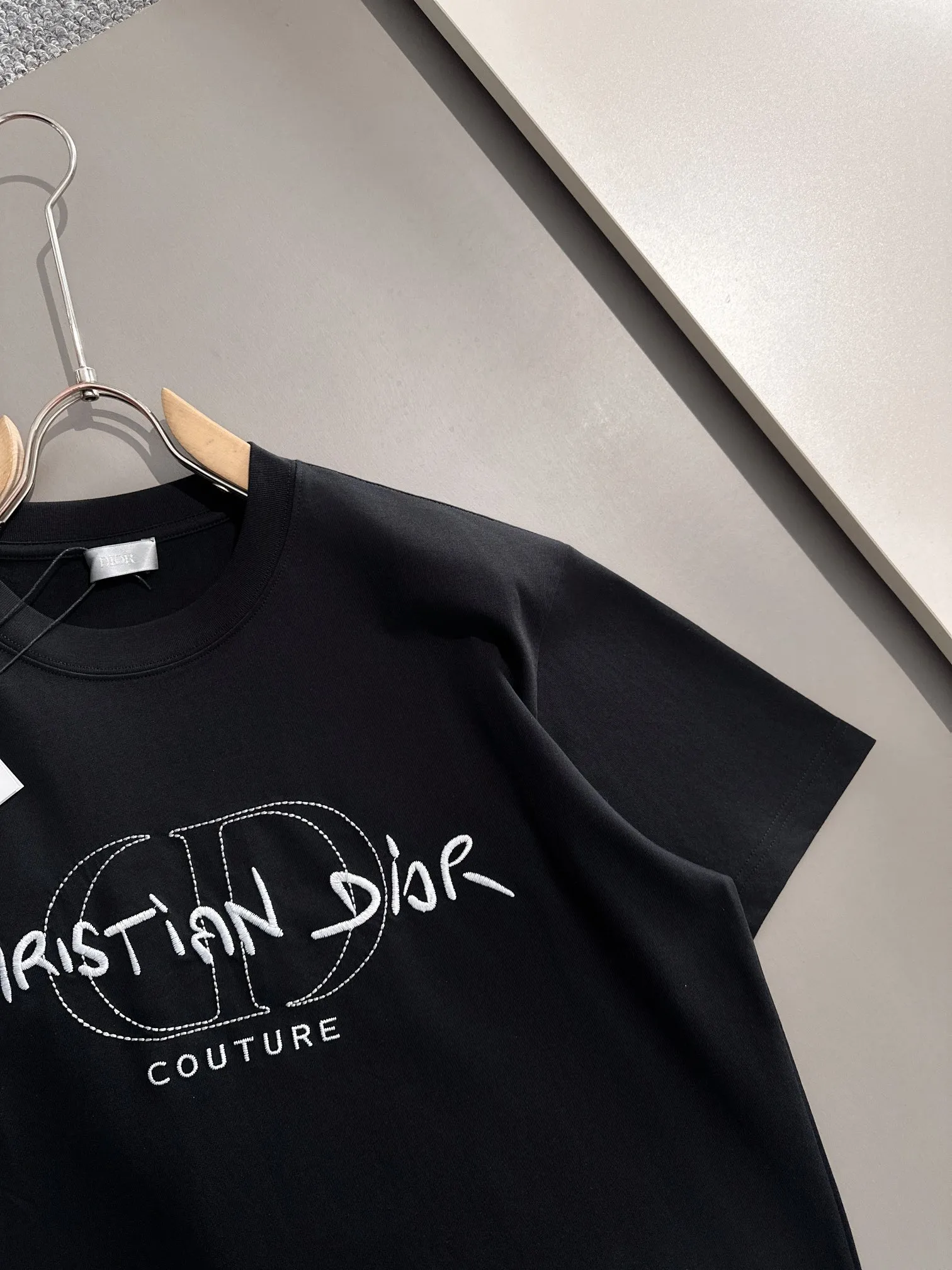 🅿️170 (arrives the next day) Dior 2025 new artistic embroidered letter logo, same style for men and women, short-sleeved T-shirt ·Customized 260g 100% double yarn pure cotton fabric ·Imported Tajima machine embroidery technology ·Custom dyed 32 double-strand threads ·Collar label, hangtag, main mark and three labels complete Color: black Size: XS S M L