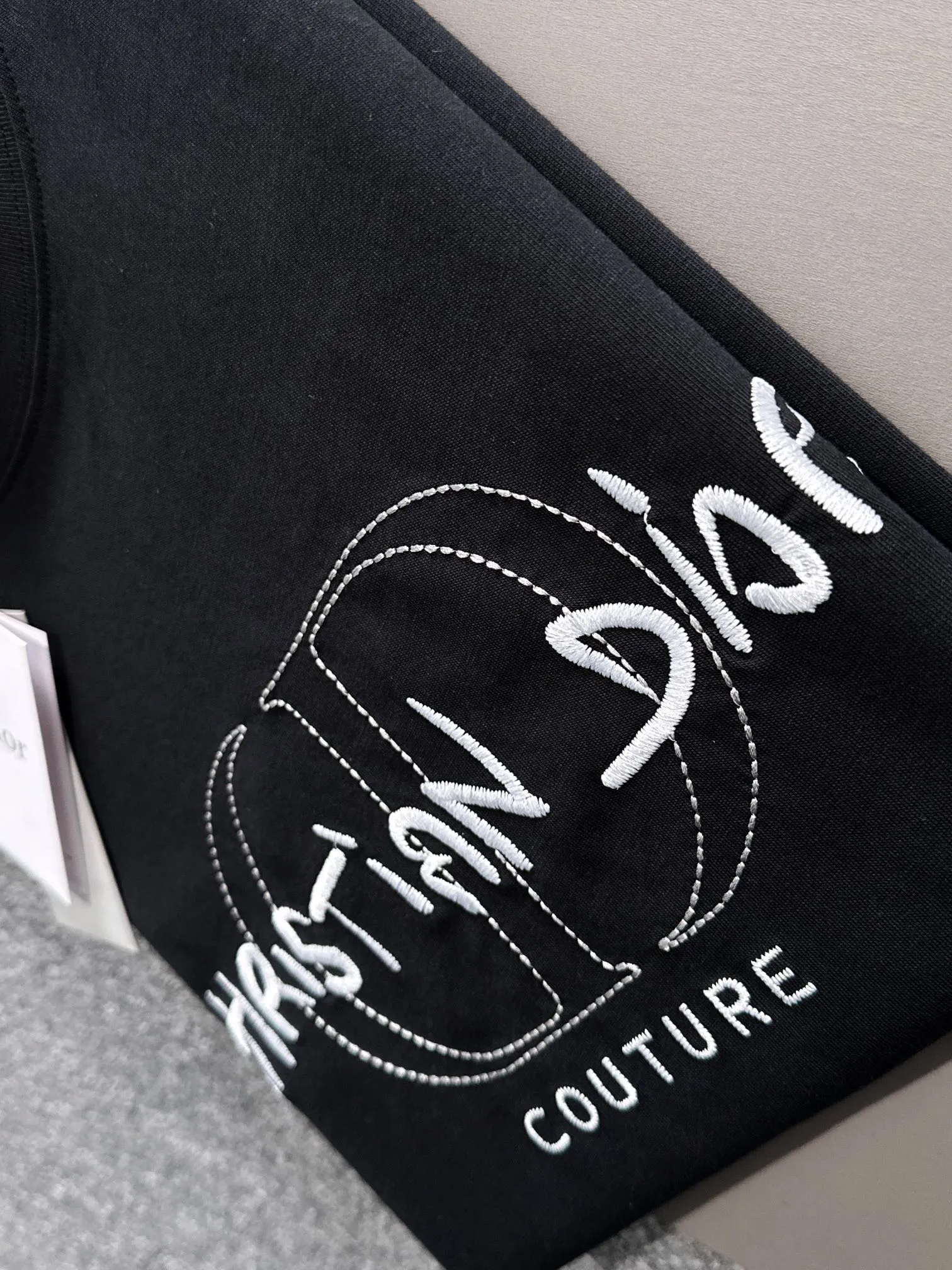 🅿️170 (arrives the next day) Dior 2025 new artistic embroidered letter logo, same style for men and women, short-sleeved T-shirt ·Customized 260g 100% double yarn pure cotton fabric ·Imported Tajima machine embroidery technology ·Custom dyed 32 double-strand threads ·Collar label, hangtag, main mark and three labels complete Color: black Size: XS S M L
