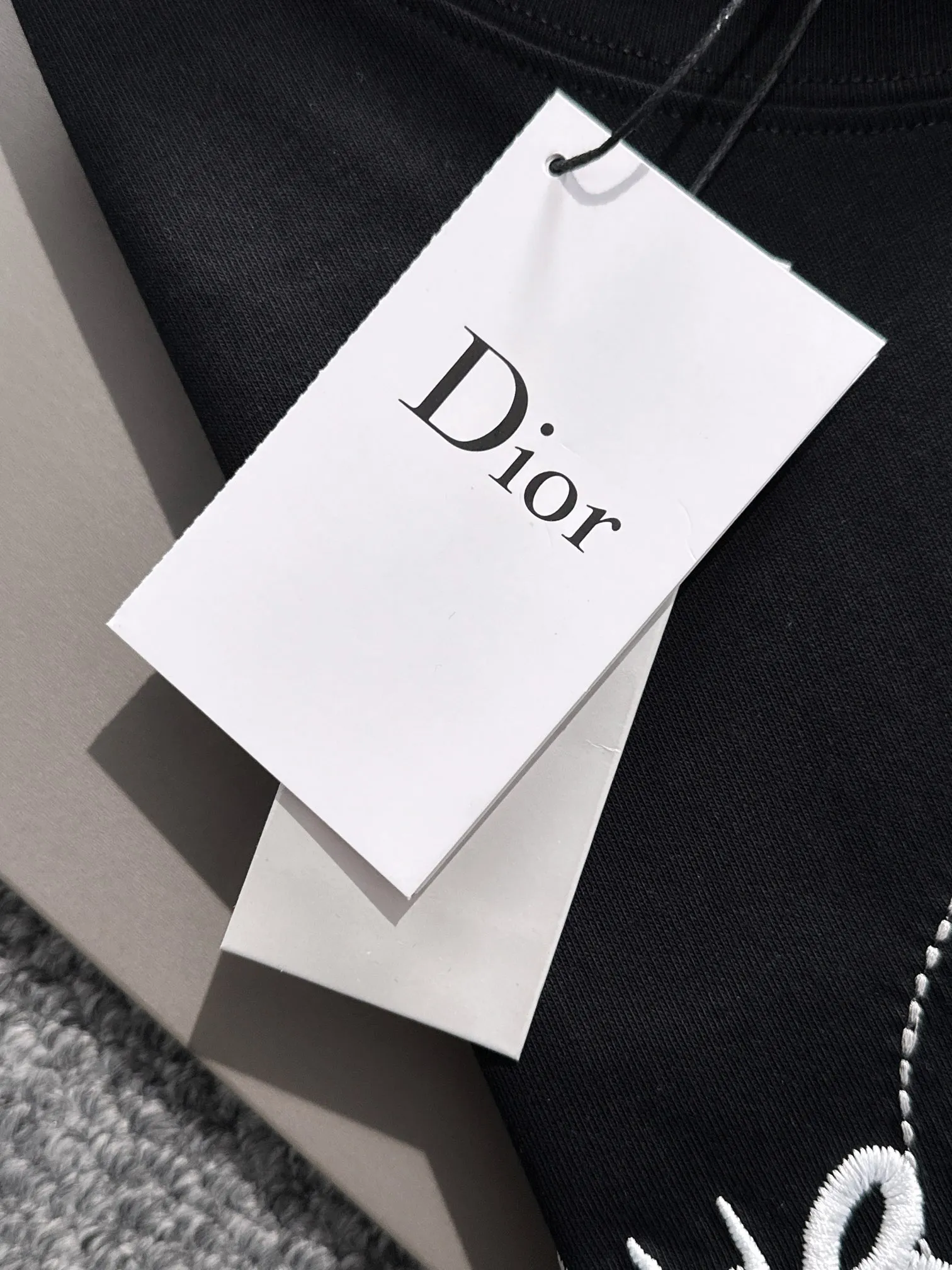 🅿️170 (arrives the next day) Dior 2025 new artistic embroidered letter logo, same style for men and women, short-sleeved T-shirt ·Customized 260g 100% double yarn pure cotton fabric ·Imported Tajima machine embroidery technology ·Custom dyed 32 double-strand threads ·Collar label, hangtag, main mark and three labels complete Color: black Size: XS S M L