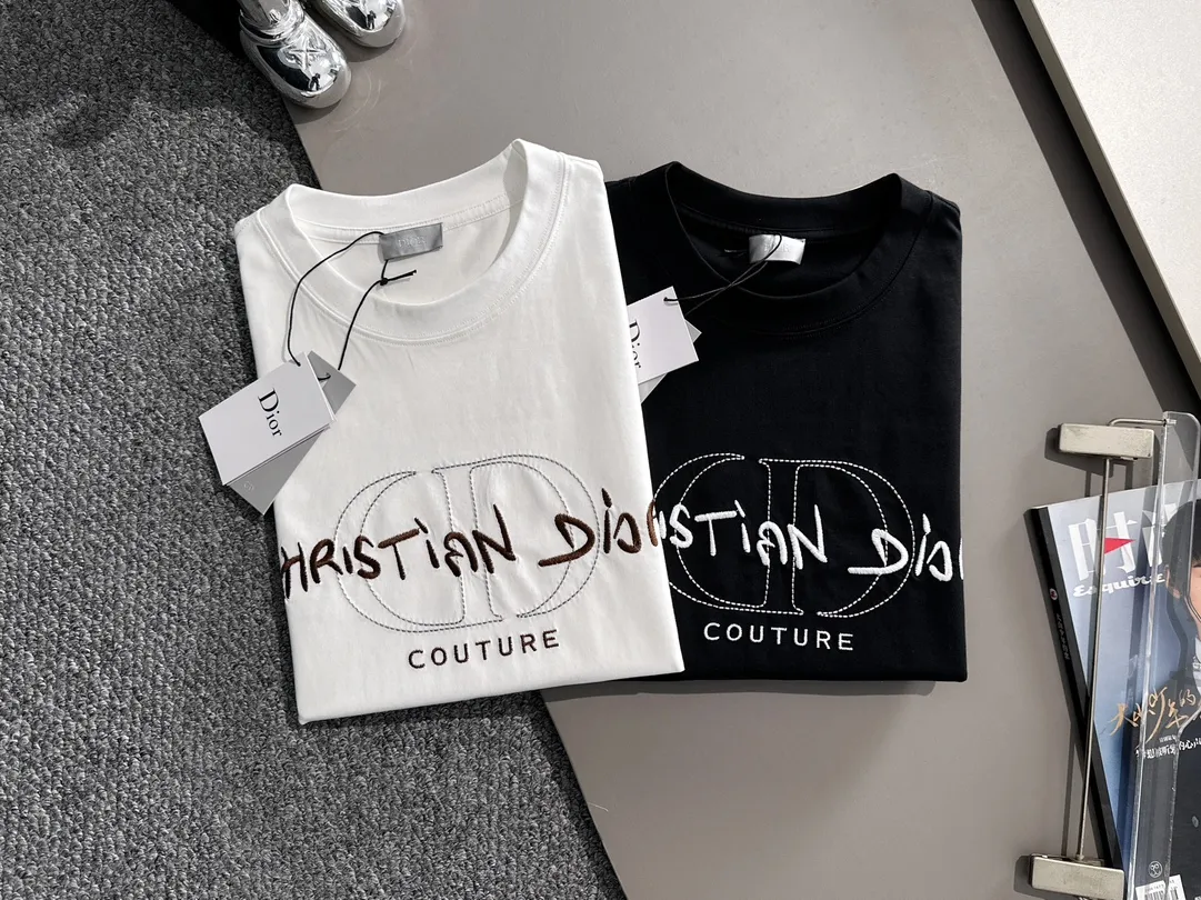 🅿️170 (arrives the next day) Dior 2025 new artistic embroidered letter logo, same style for men and women, short-sleeved T-shirt ·Customized 260g 100% double yarn pure cotton fabric ·Imported Tajima machine embroidery technology ·Custom dyed 32 double-strand threads ·Collar label, hangtag, main mark and three labels complete Color: black Size: XS S M L