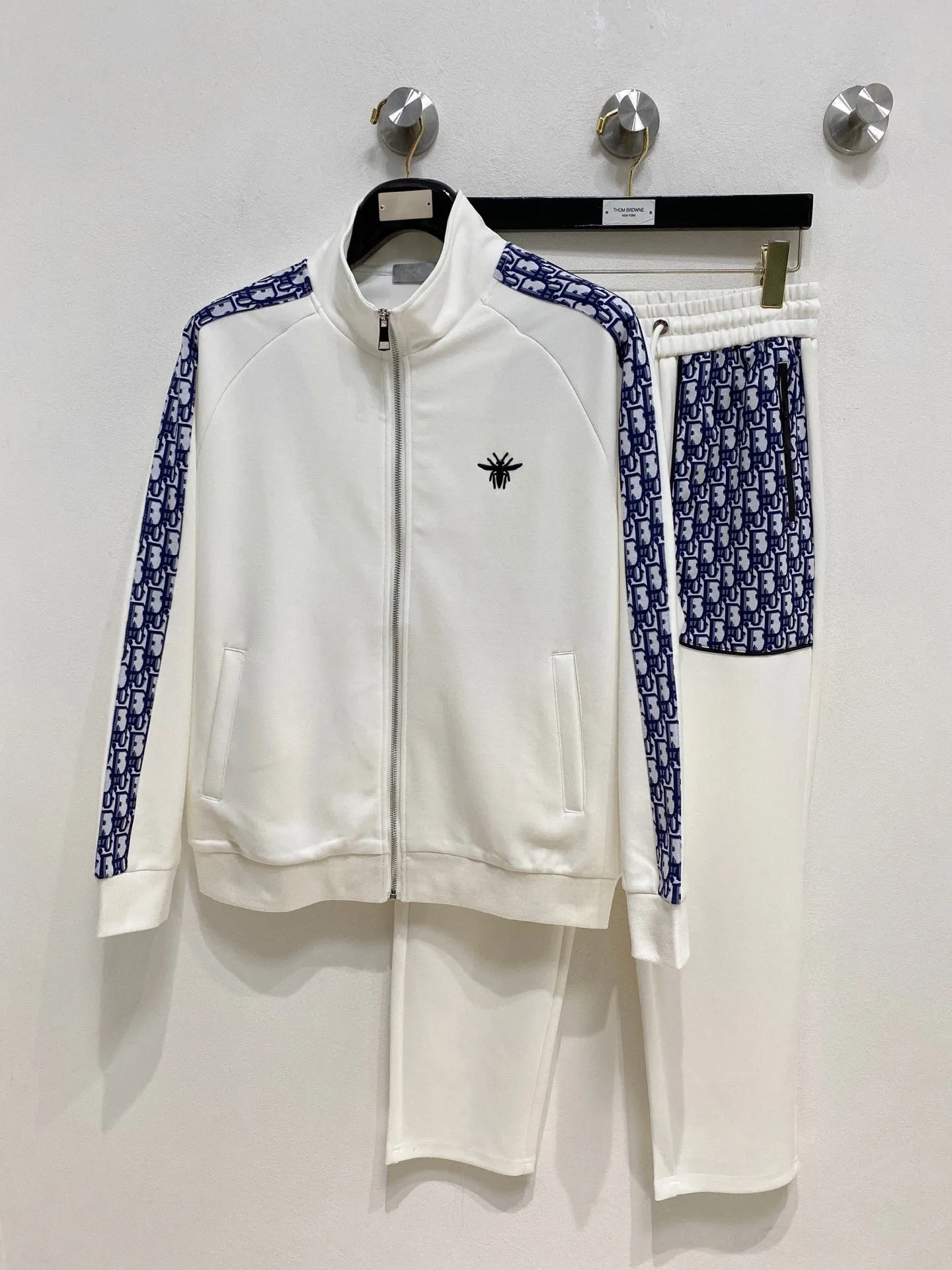 🅿️700 [DIOR Dior] Hot-selling suit is coming. Focus on the original version of the official website. 2025 new hot-selling cardigan and sweatshirt suit. The original order is the best. 🇭🇰The meticulous work of top designers. Just for a fitting and perfect upper body effect. All-natural high-quality Tencel Roman cotton 100%, close-fitting comfort, noble and elegant! Original hardware embodies elegance and nobility! Counter size: M-3XL (maximum wear up to 190 pounds)