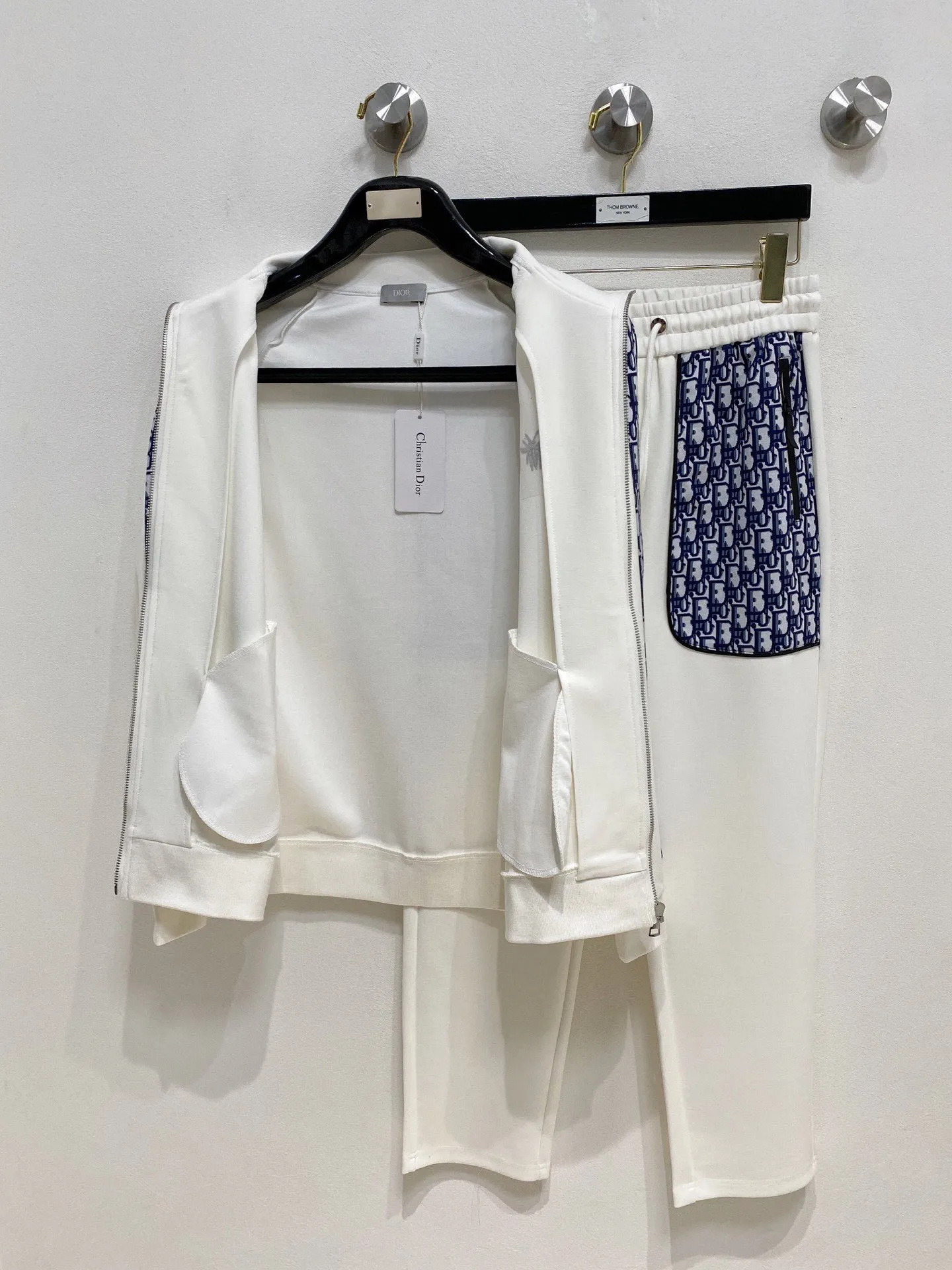 🅿️700 [DIOR Dior] Hot-selling suit is coming. Focus on the original version of the official website. 2025 new hot-selling cardigan and sweatshirt suit. The original order is the best. 🇭🇰The meticulous work of top designers. Just for a fitting and perfect upper body effect. All-natural high-quality Tencel Roman cotton 100%, close-fitting comfort, noble and elegant! Original hardware embodies elegance and nobility! Counter size: M-3XL (maximum wear up to 190 pounds)