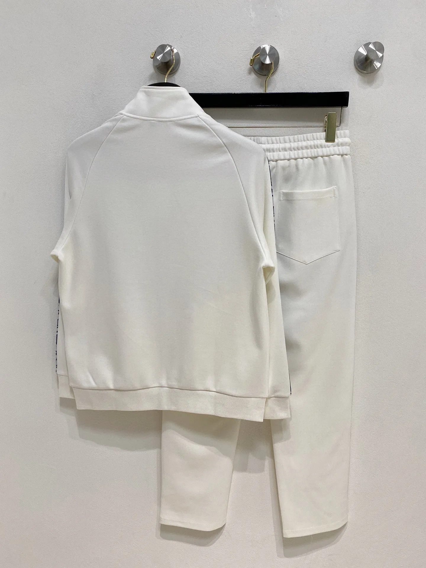 🅿️700 [DIOR Dior] Hot-selling suit is coming. Focus on the original version of the official website. 2025 new hot-selling cardigan and sweatshirt suit. The original order is the best. 🇭🇰The meticulous work of top designers. Just for a fitting and perfect upper body effect. All-natural high-quality Tencel Roman cotton 100%, close-fitting comfort, noble and elegant! Original hardware embodies elegance and nobility! Counter size: M-3XL (maximum wear up to 190 pounds)