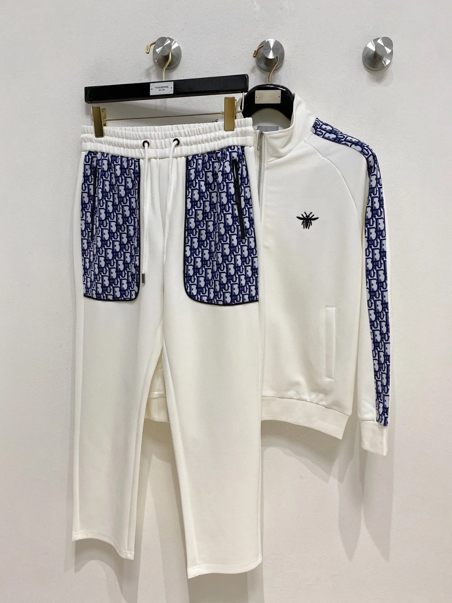 🅿️700 [DIOR Dior] Hot-selling suit is coming. Focus on the original version of the official website. 2025 new hot-selling cardigan and sweatshirt suit. The original order is the best. 🇭🇰The meticulous work of top designers. Just for a fitting and perfect upper body effect. All-natural high-quality Tencel Roman cotton 100%, close-fitting comfort, noble and elegant! Original hardware embodies elegance and nobility! Counter size: M-3XL (maximum wear up to 190 pounds)