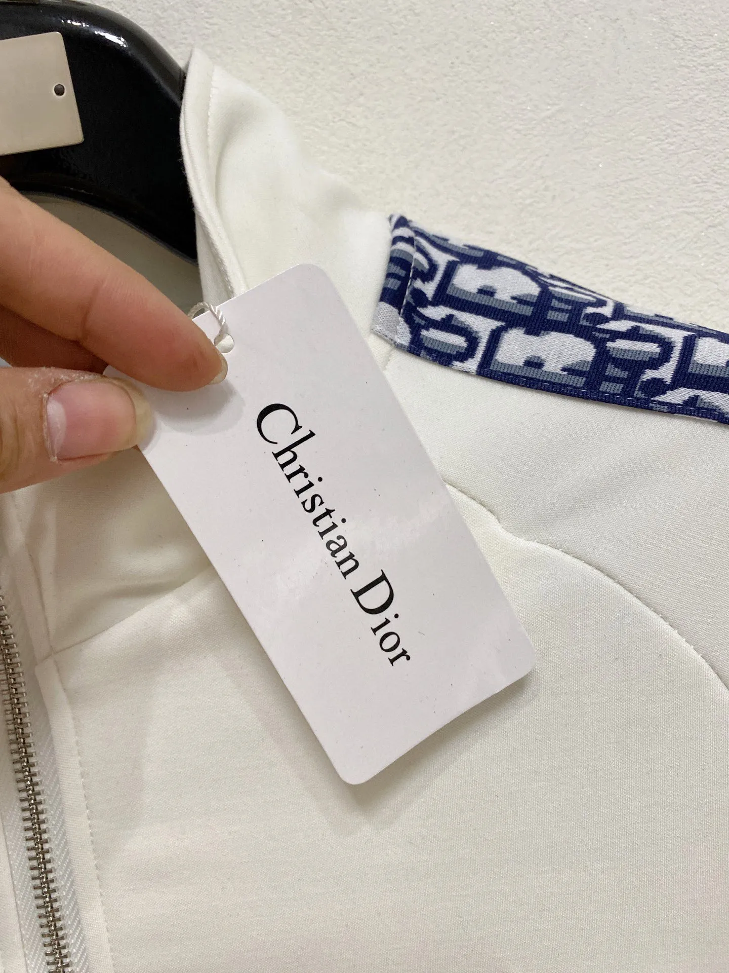 🅿️700 [DIOR Dior] Hot-selling suit is coming. Focus on the original version of the official website. 2025 new hot-selling cardigan and sweatshirt suit. The original order is the best. 🇭🇰The meticulous work of top designers. Just for a fitting and perfect upper body effect. All-natural high-quality Tencel Roman cotton 100%, close-fitting comfort, noble and elegant! Original hardware embodies elegance and nobility! Counter size: M-3XL (maximum wear up to 190 pounds)