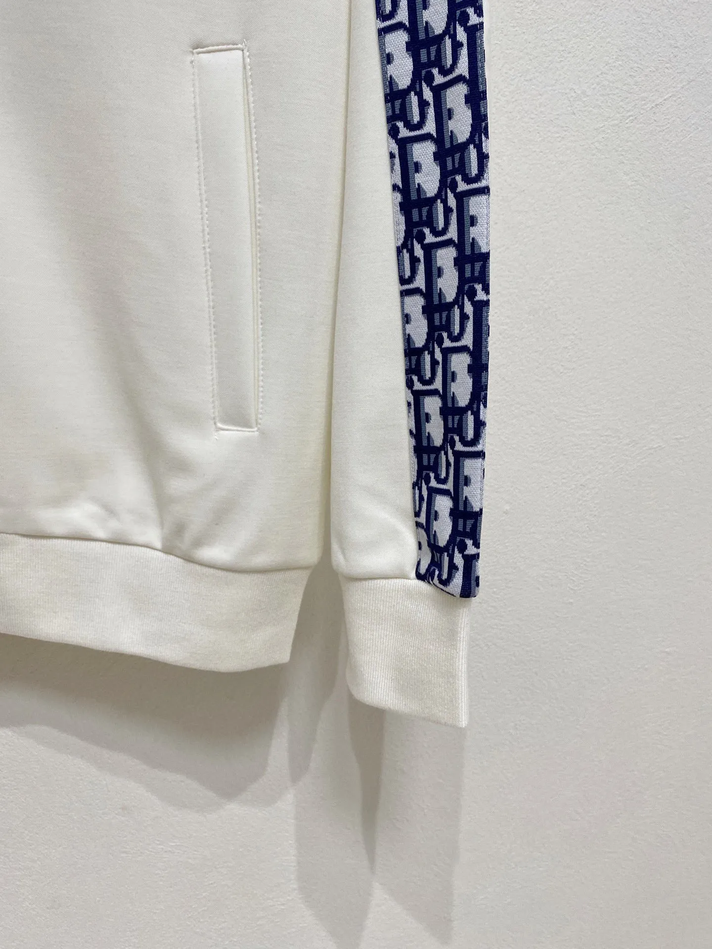 🅿️700 [DIOR Dior] Hot-selling suit is coming. Focus on the original version of the official website. 2025 new hot-selling cardigan and sweatshirt suit. The original order is the best. 🇭🇰The meticulous work of top designers. Just for a fitting and perfect upper body effect. All-natural high-quality Tencel Roman cotton 100%, close-fitting comfort, noble and elegant! Original hardware embodies elegance and nobility! Counter size: M-3XL (maximum wear up to 190 pounds)